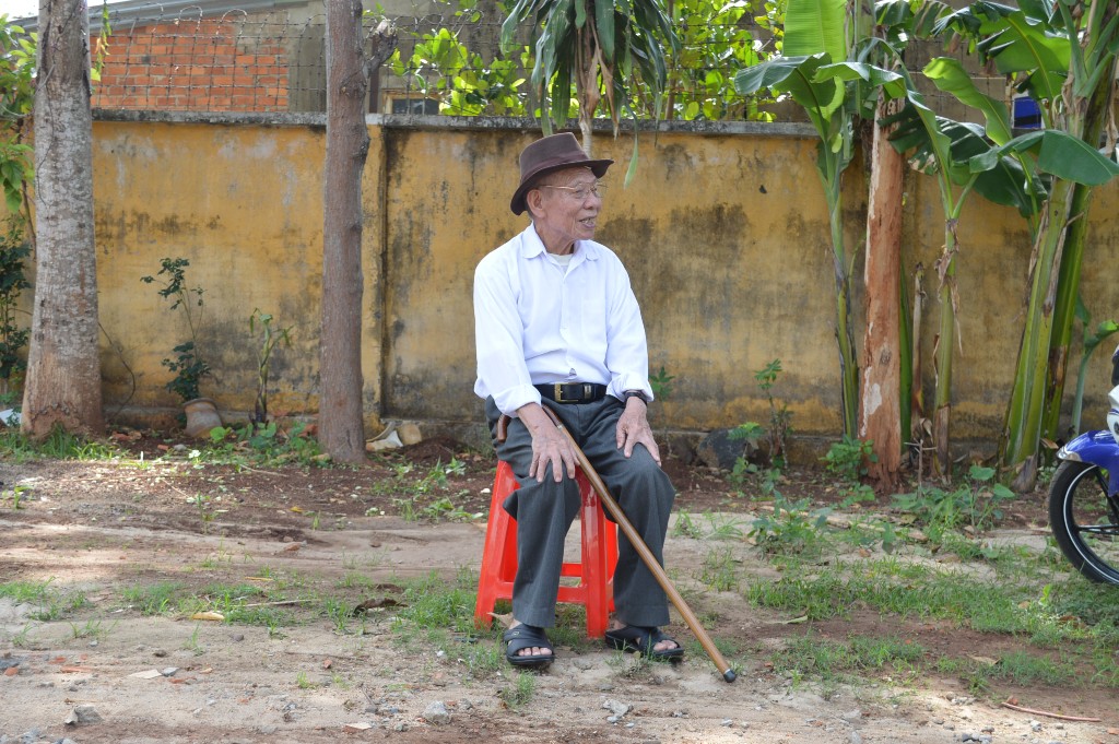 Ông Lê Khắc Toàn (ông ngoại của Thiện) ngóng chờ cháu từ 7 giờ đến 10 giờ