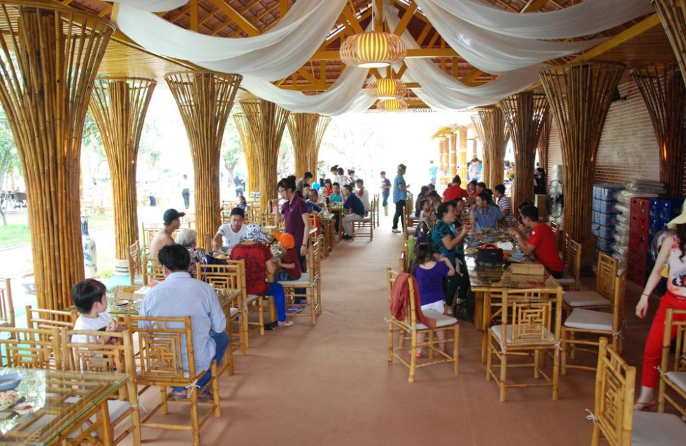 Nơi đ&acirc;y c&ograve;n hấp dẫn du kh&aacute;ch bởi những tr&ograve; chơi s&ocirc;ng nước mới lạ v&agrave; dịch vụ &acirc;m nhạc, ẩm thực.
