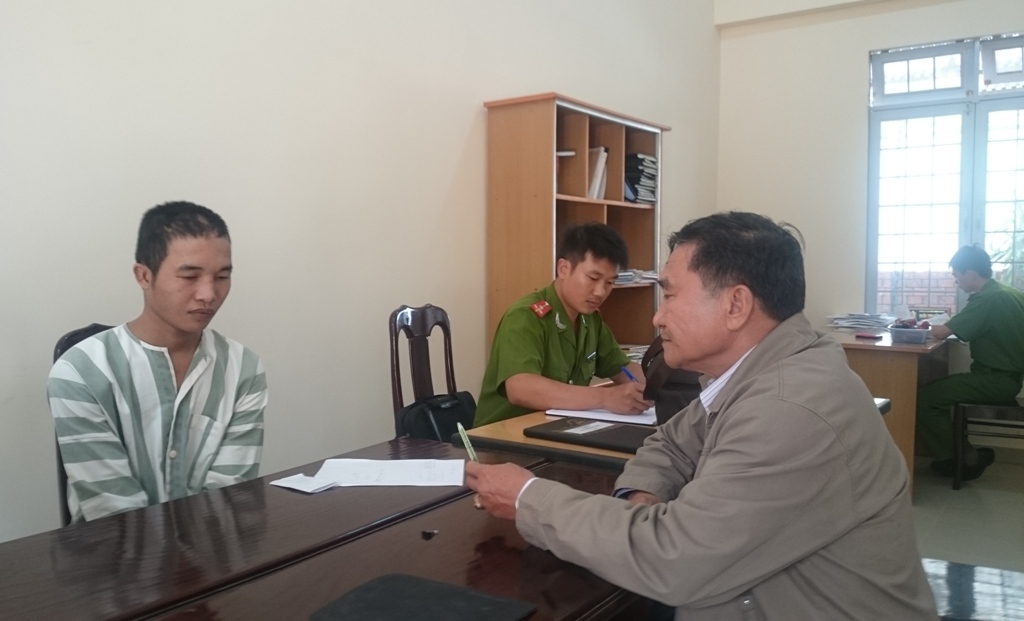 Luật sư Lộc tr&ograve; chuyện với H&agrave;o Anh tại nơi giam giữ.