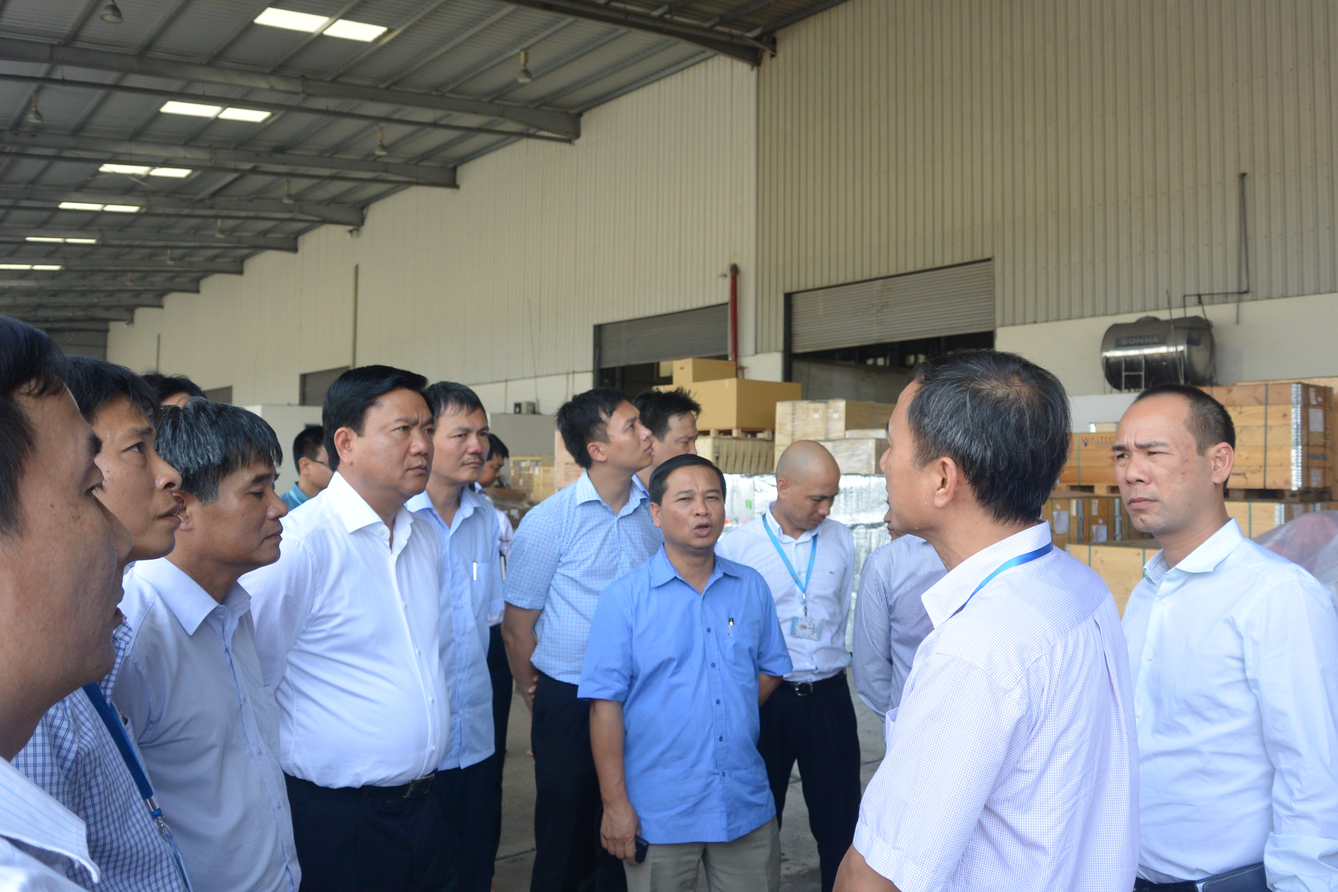 Bộ trưởng Đinh La Thăng thị s&aacute;t c&ocirc;ng t&aacute;c vận chuyển h&agrave;nh l&yacute; tại s&acirc;n bay Nội B&agrave;i 