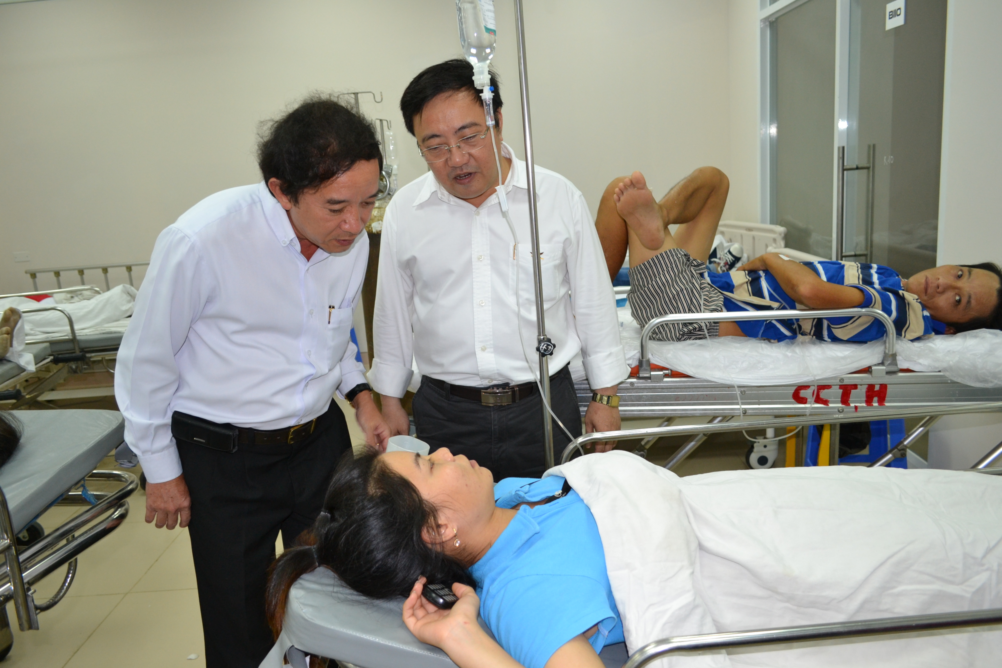Đại diện l&atilde;nh đạo UBND tỉnh Đồng Nai đ&atilde; c&oacute; mặt tại bệnh viện thăm &otilde;ỏi v&agrave;đoốc th&uacute;c c&ocirc;ng t&aacute;c cấp cứu