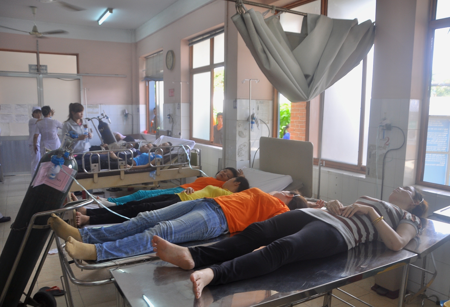 H&agrave;ng chục c&ocirc;ng nh&acirc;n được cấp cứu tại Bệnh viện quận 9 nghi ngửi phải khi độc