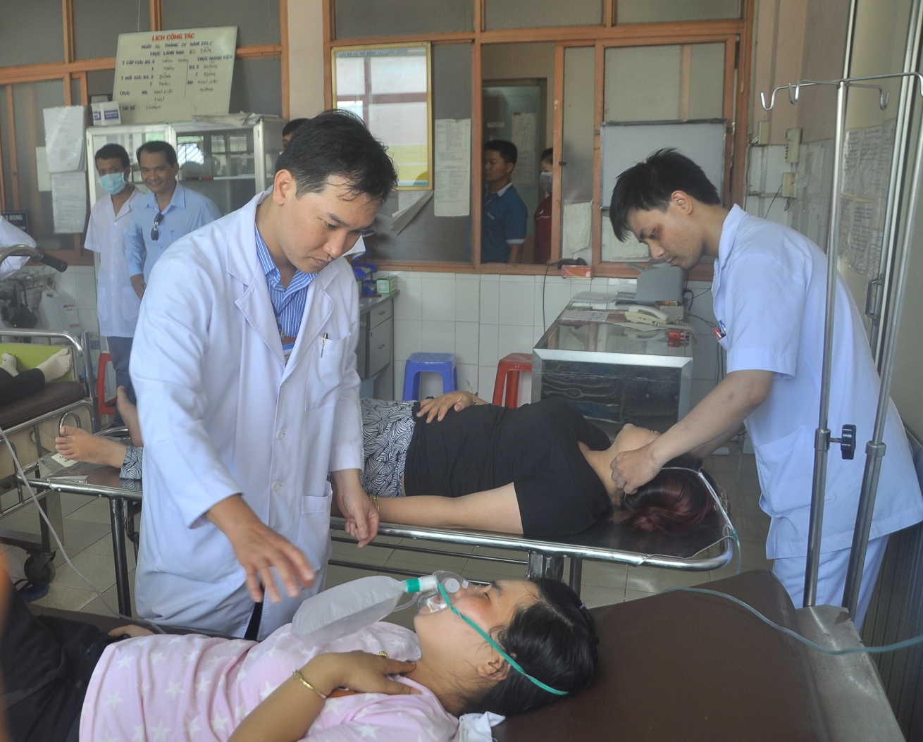 C&aacute;c c&ocirc;ng nh&acirc;n nhập viện với triệu chứng ch&oacute;ng mặt, n&ocirc;n &oacute;i