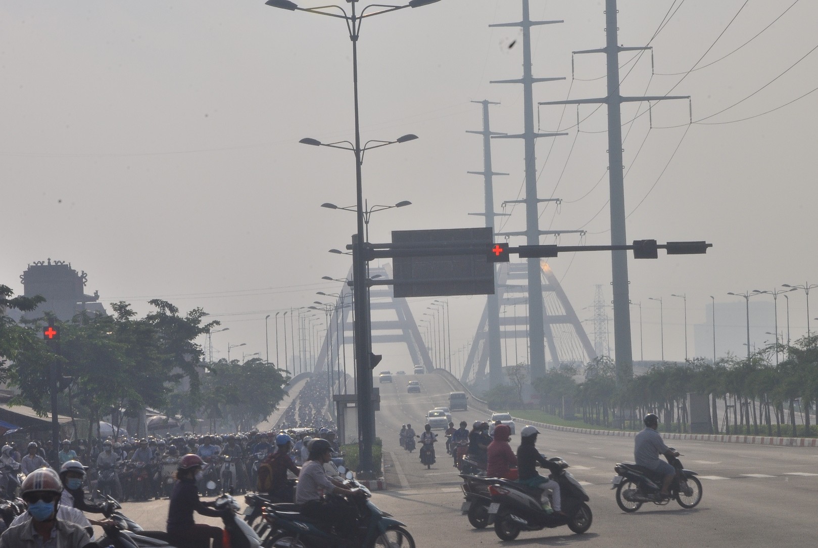 Buổi s&aacute;ng, &ugrave;n ứ xảy ra nghi&ecirc;m trọng tại khu vực n&uacute;t đ&egrave;n t&iacute;n hiệu giao th&ocirc;ng giao lộ Phạm Văn Đồng &ndash; Nguyễn X&iacute; từ khoảng 6 giờ 30 ph&uacute;t đến gần 8 giờ.&nbsp;Nhiều người kh&aacute; mệt mỏi khi lưu th&ocirc;ng qua đ&acirc;y v&agrave; phần lớn đều muốn &ldquo;chui&rdquo; qua l&agrave;n đường &ocirc; t&ocirc; lưu th&ocirc;ng để kịp giờ l&agrave;m, giờ học