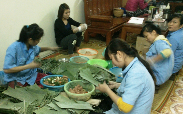 Cơ sở nem chua Thắng Tuyến đ&atilde; ngừng đặt b&aacute;n nem chua từ ng&agrave;y 23 th&aacute;ng chạp, nhưng lao động vẫn đang mịt m&agrave;i sản xuất h&agrave;ng ng&agrave;n c&aacute;i nem kh&aacute;ch đ&atilde; đặt trước đ&oacute;