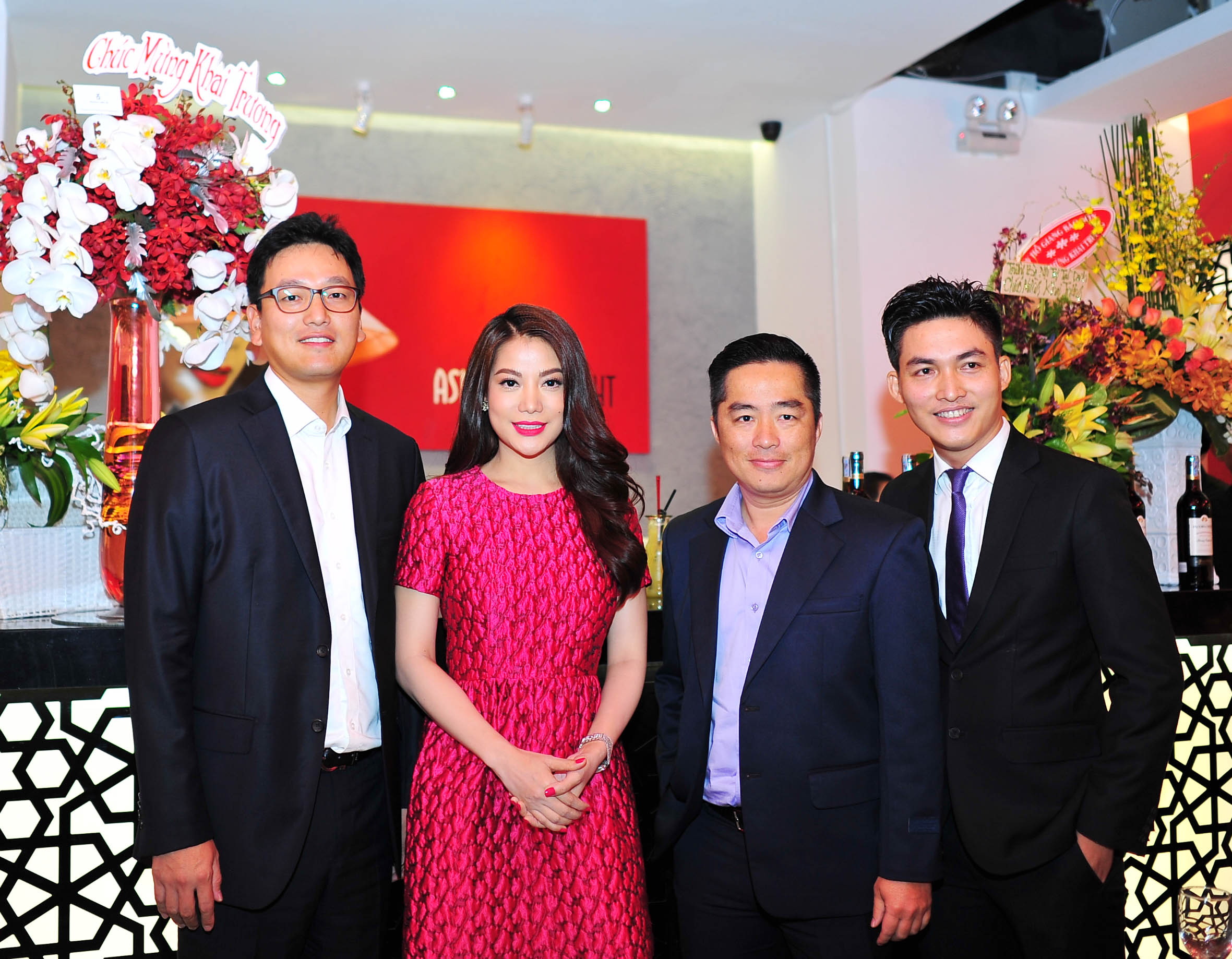 V&agrave; nhiều bạn b&egrave; kh&aacute;c