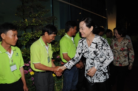 B&agrave; Nguyễn Thị Quyết T&acirc;m bắt tay c&ocirc;ng nh&acirc;n