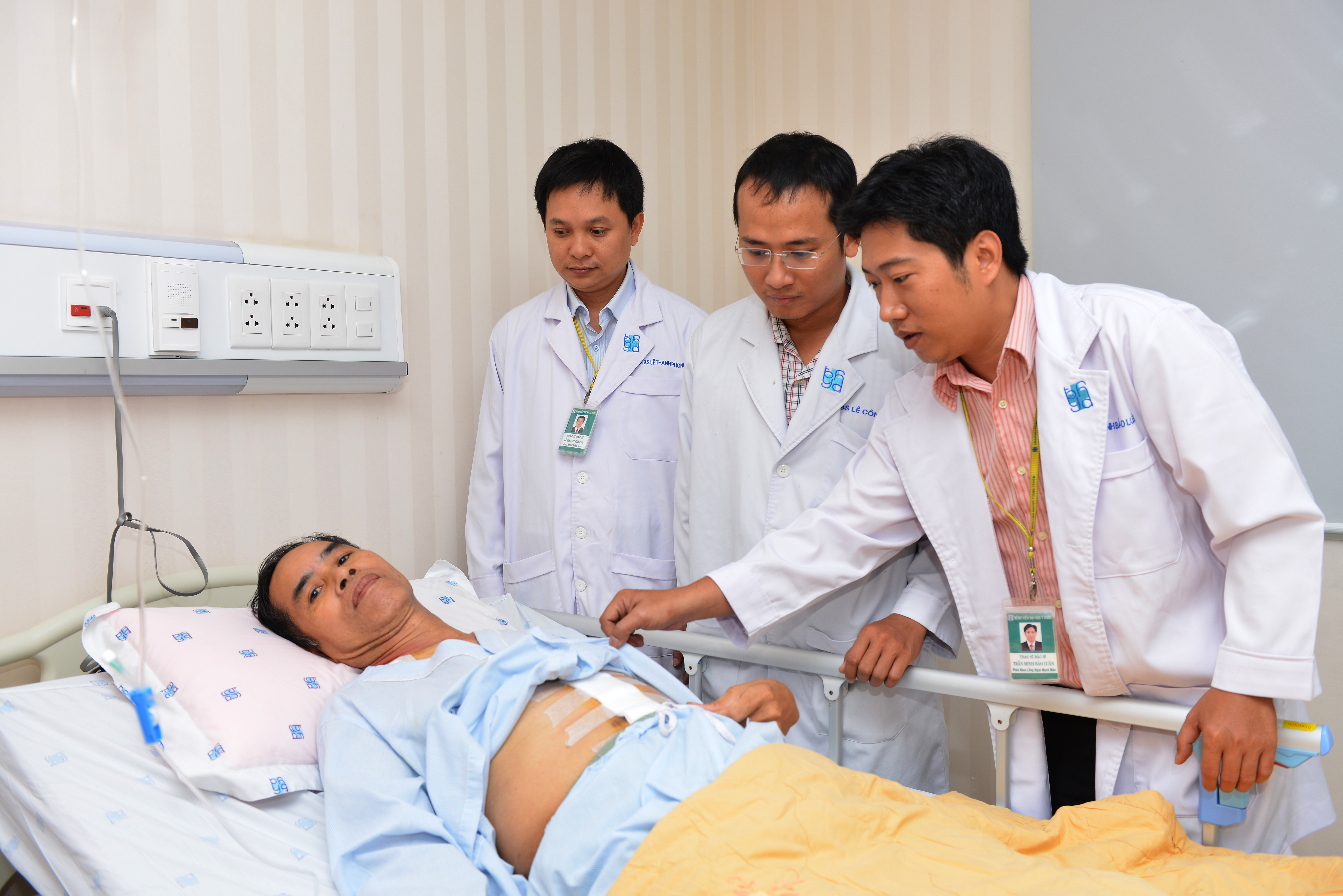 &Ocirc;ng V. đang được theo d&otilde;i, điều trị sau phẫu thuật.