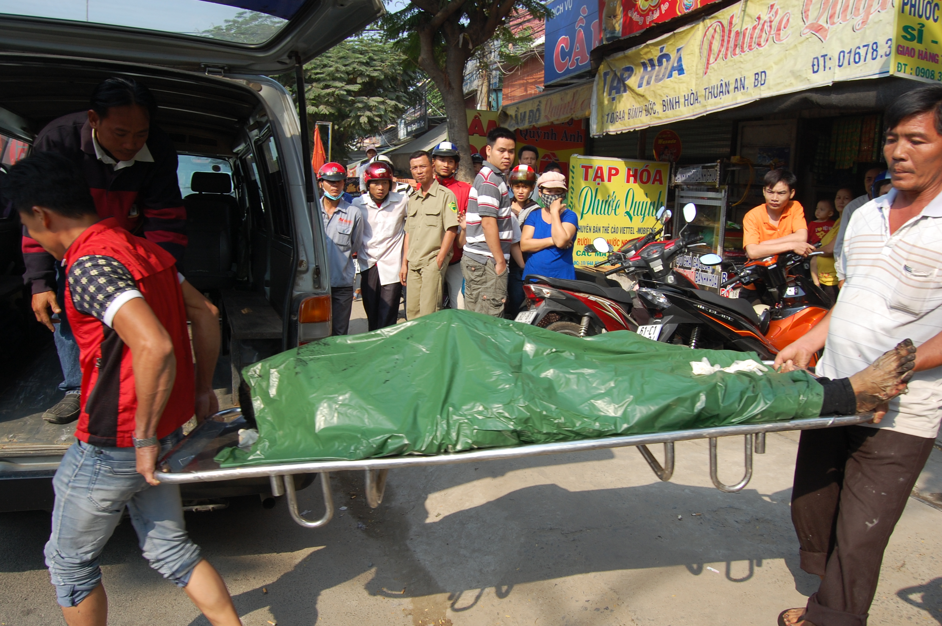 Thi thể nạn nh&acirc;n được chuyển đi kh&aacute;m nghiệm