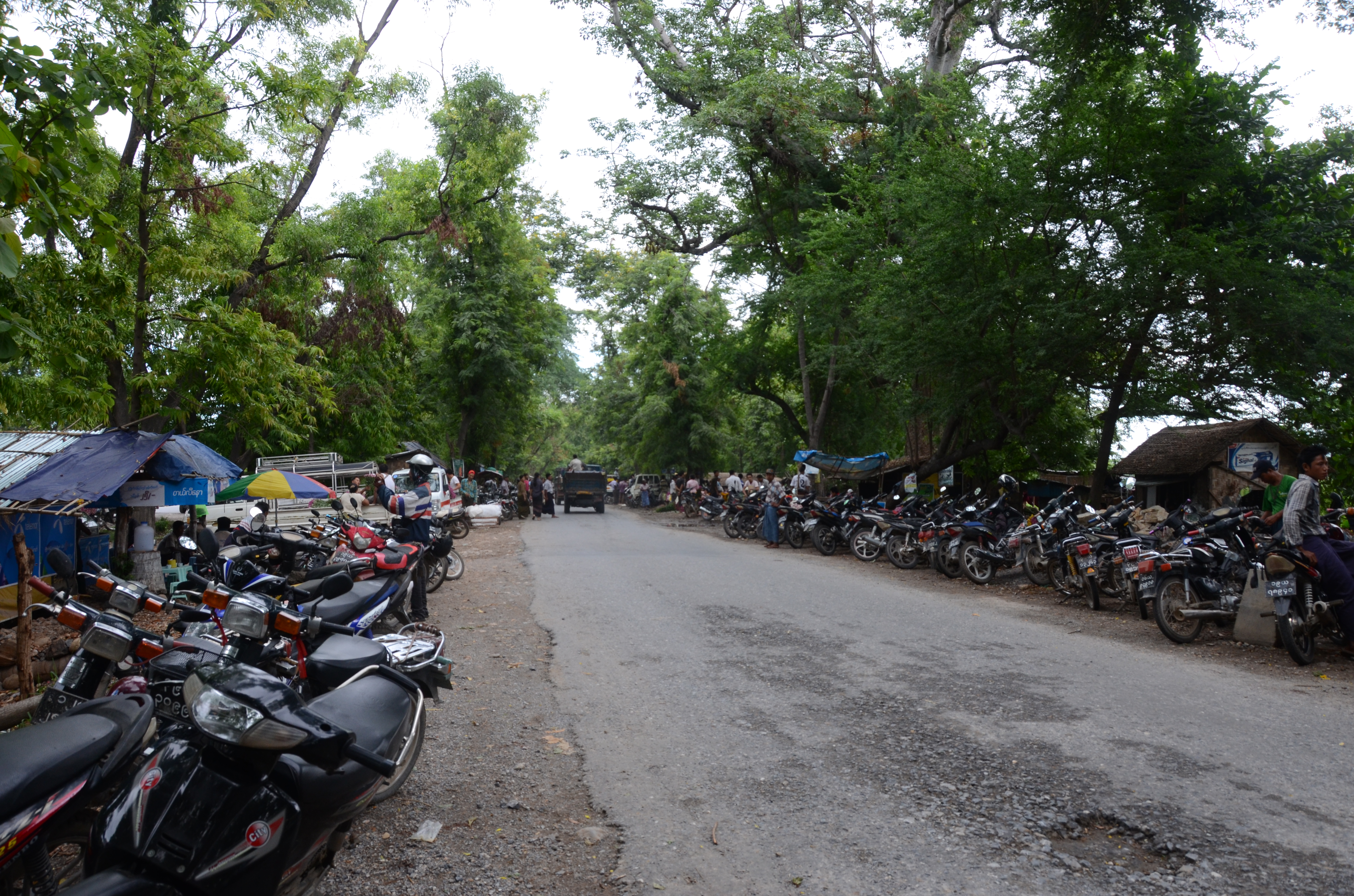 Xe đậu ven đường kh&ocirc;ng cần người tr&ocirc;ng
