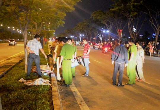 Xe máy trượt dài trên mặt đường, 1 người chết, 1 người  trọng thương