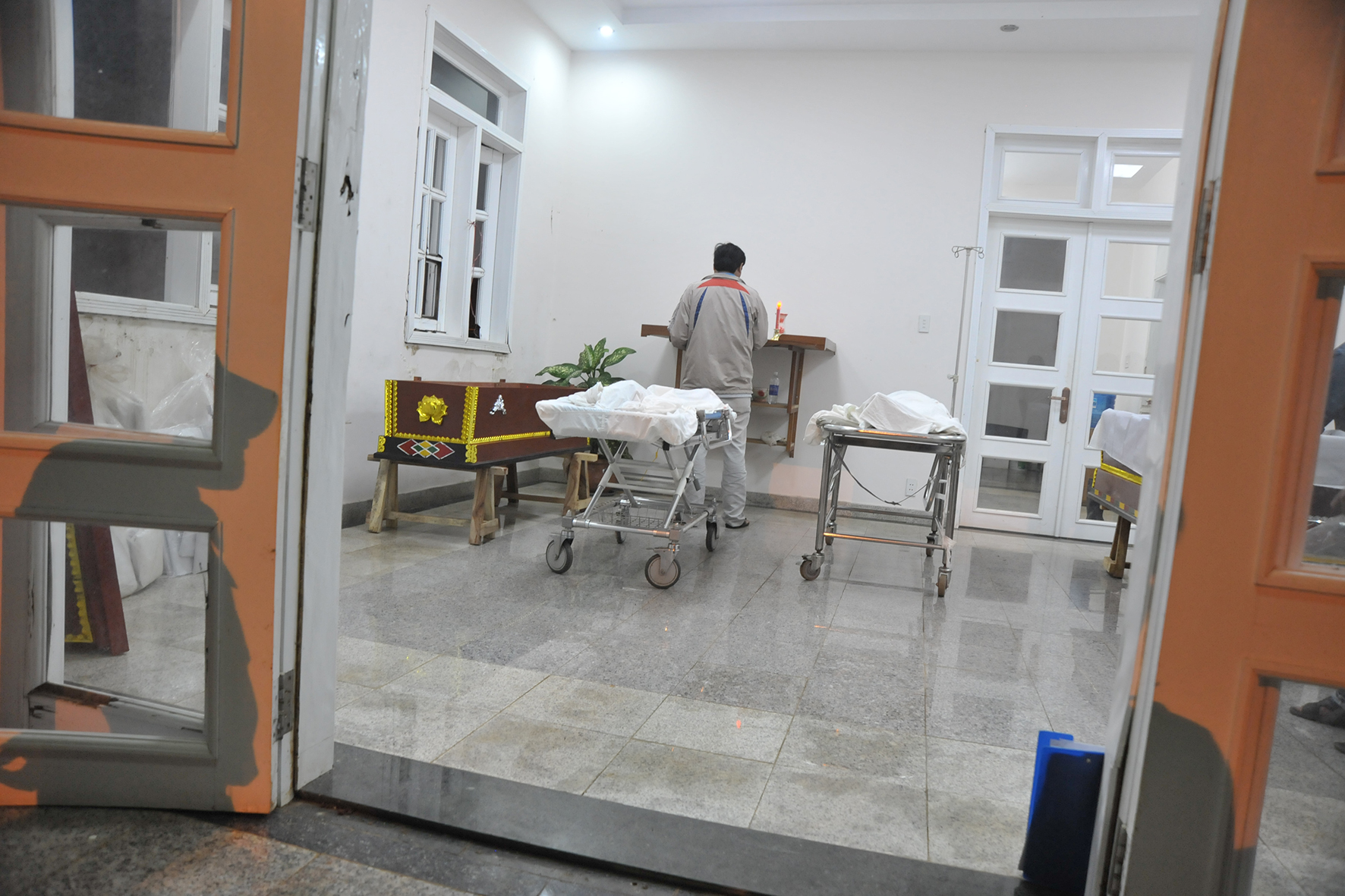Thi thể của chị Thơm v&agrave; ch&aacute;u V&acirc;n tại nh&agrave; x&aacute;c bệnh viện