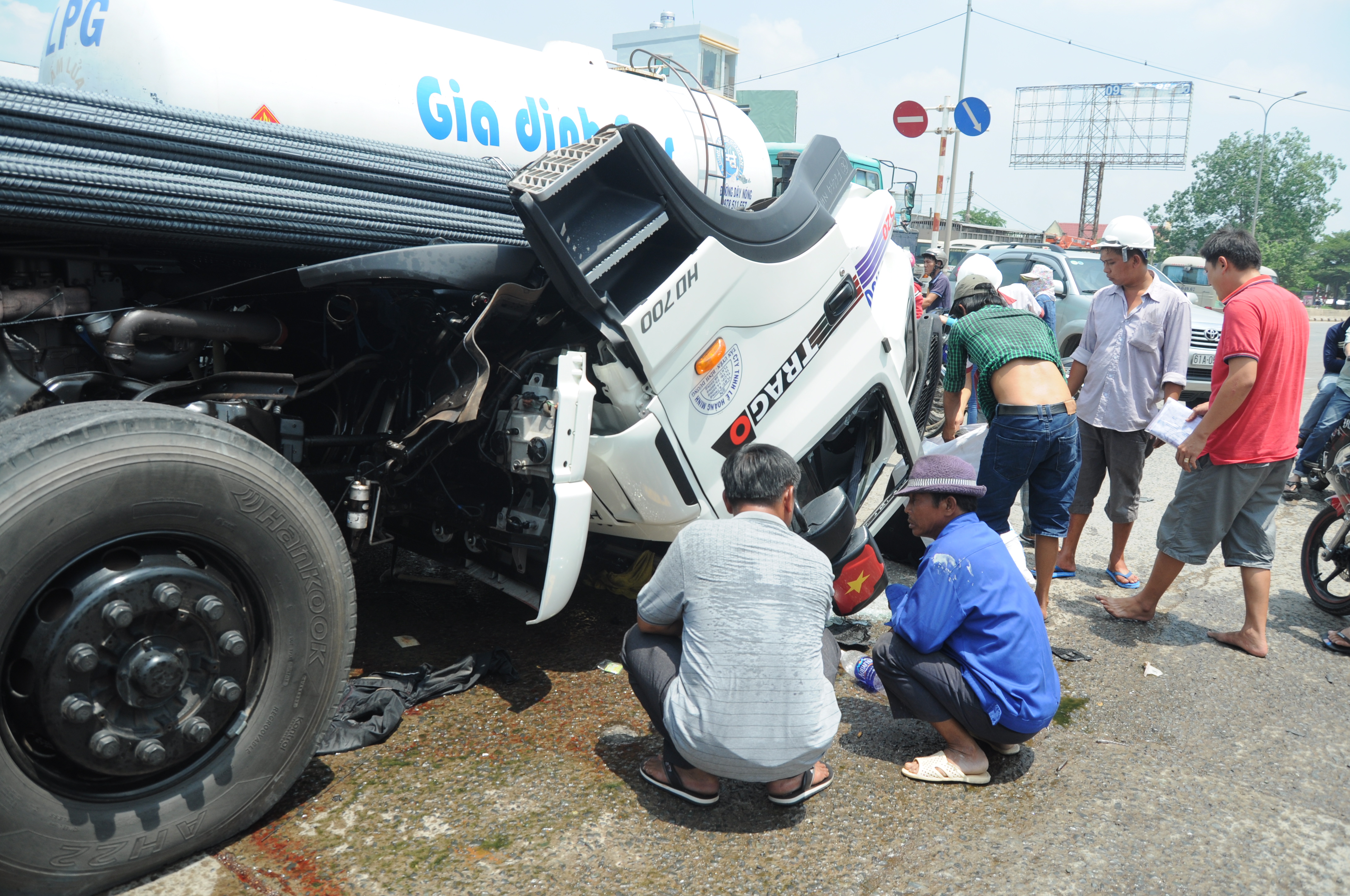 Cabib xe đầu k&eacute;o bị đống th&eacute;p khủng đẩy g&atilde;y gục hẳn xuống mặt đường