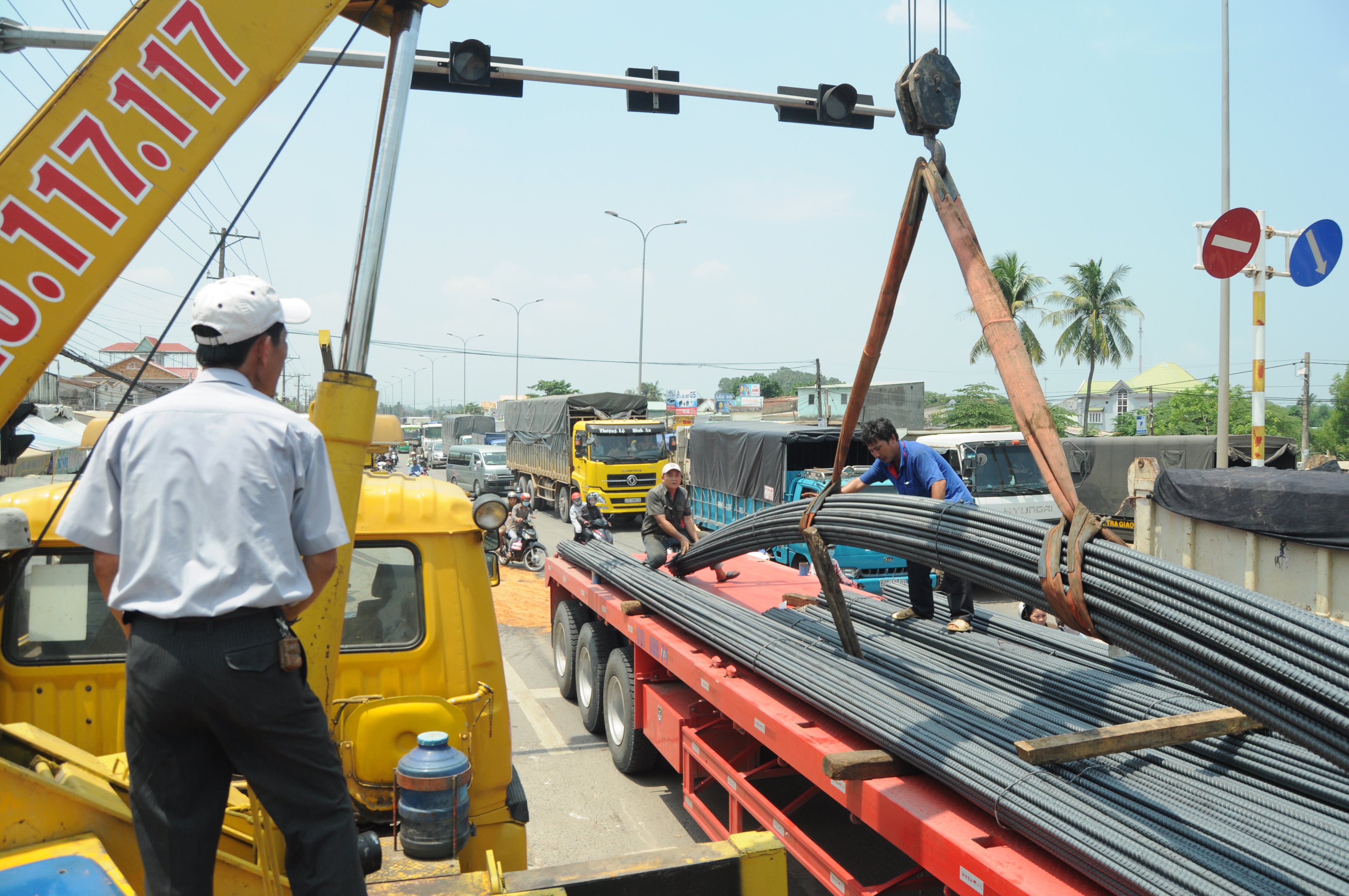 Xe cứu hộ n&acirc;ng c&aacute;c cuộn th&eacute;p, giải tỏa hiện trường
