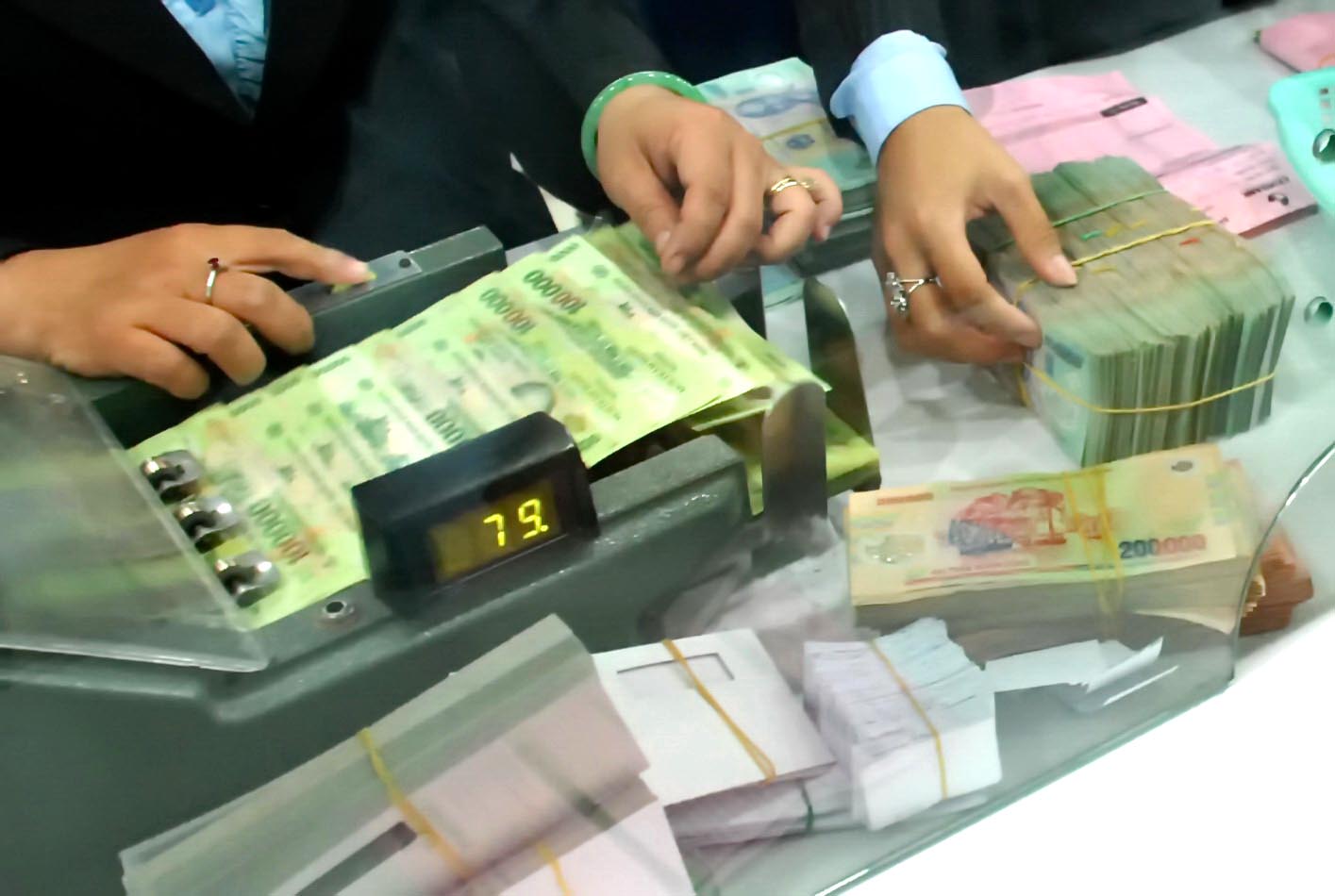 Nhiều ng&acirc;n h&agrave;ng thương mại cho biết đ&atilde; vượt kế hoạch lợi nhuận trong nửa đầu năm 2015 Ảnh: Tấn Thạnh