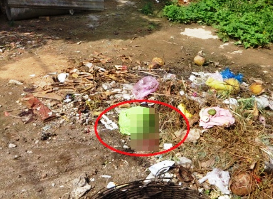 Thai nhi vẫn c&ograve;n nhau, được vứt bỏ ở b&atilde;i r&aacute;c quận 12 (TP HCM).