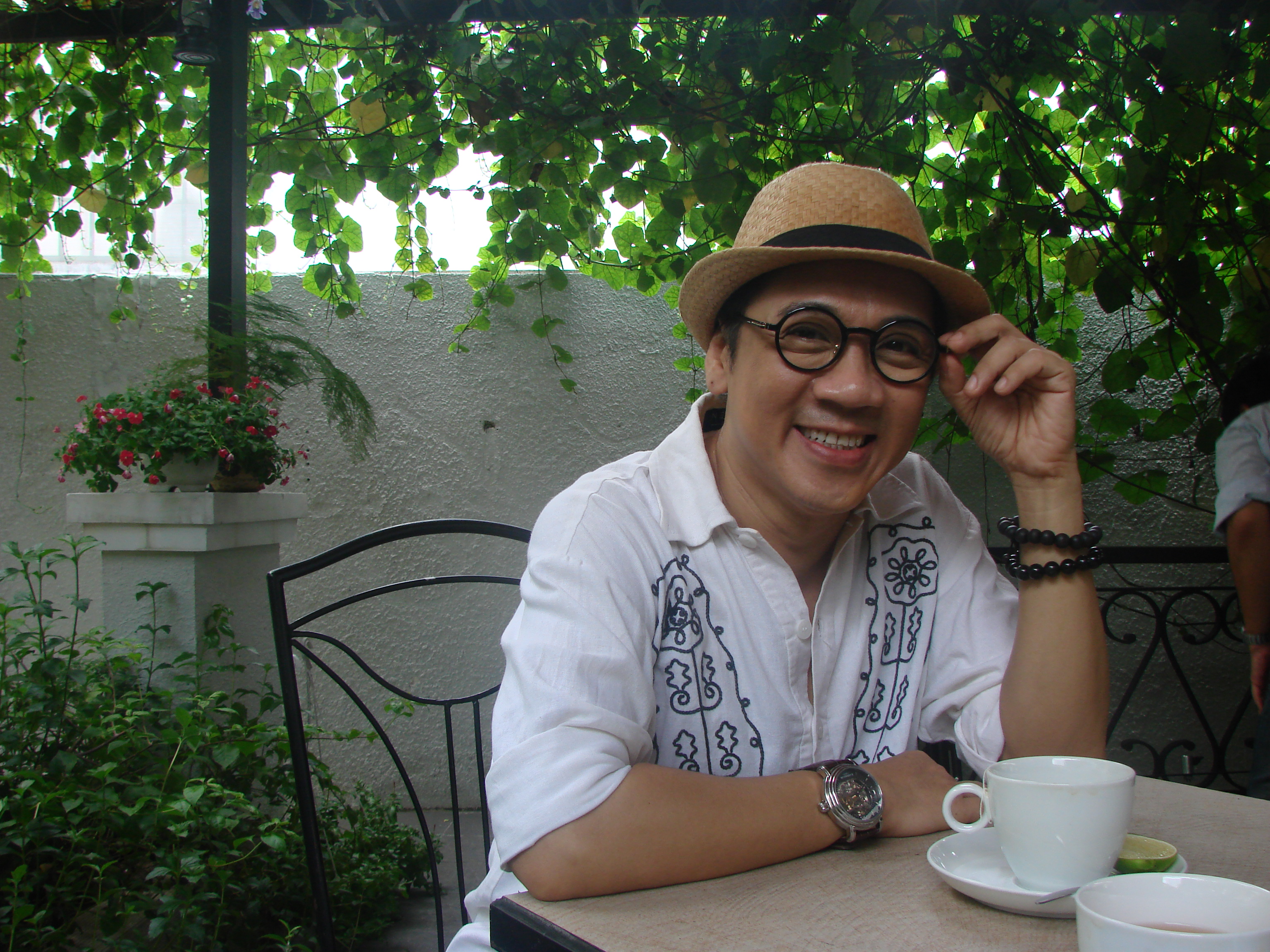NSƯT Th&agrave;nh Lộc b&ecirc;n ly c&agrave; ph&ecirc;