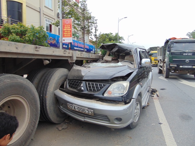 Đầu chiếc &ocirc; t&ocirc; d&iacute;nh chặt xe đầu k&eacute;o sau vụ tai nạn