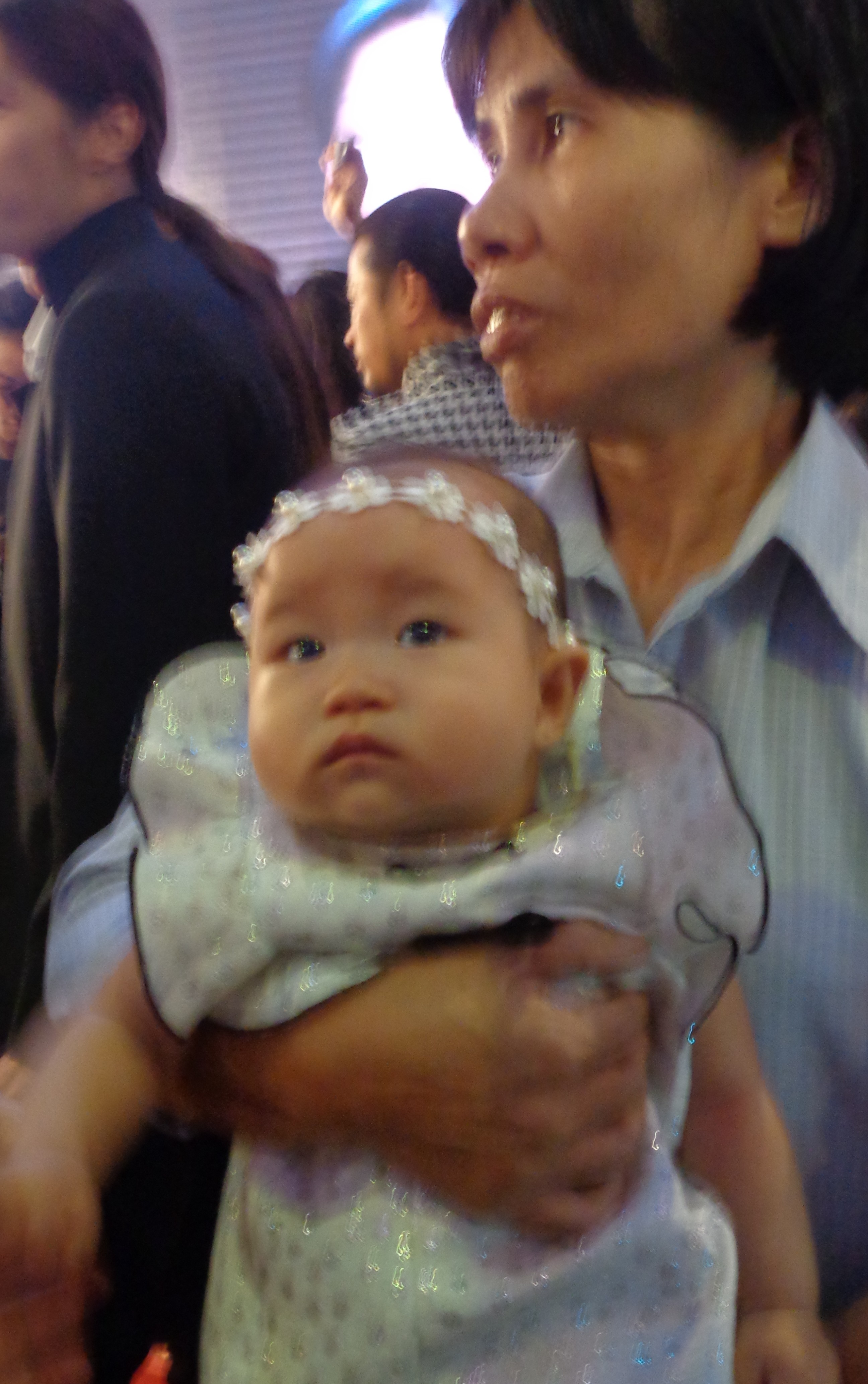 Trong khi c&ocirc; con &uacute;t phải nhờ người gi&uacute;p việc bế gi&uacute;p