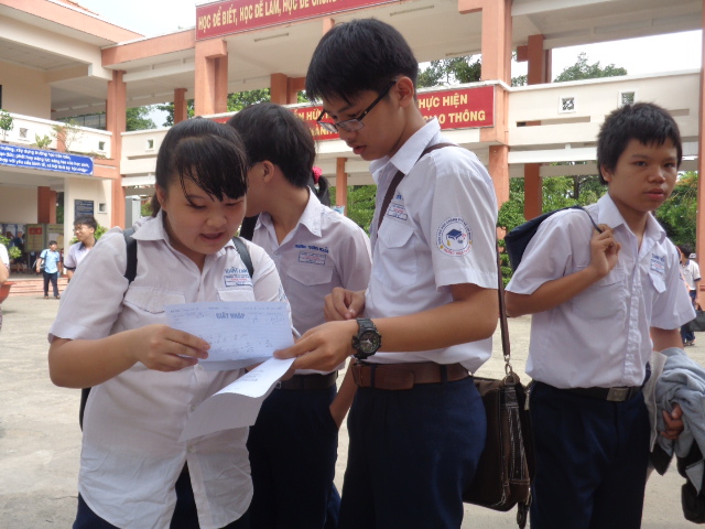Th&iacute; sinh trao đổi sau khi kết th&uacute;c m&ocirc;n to&aacute;n s&aacute;ng nay