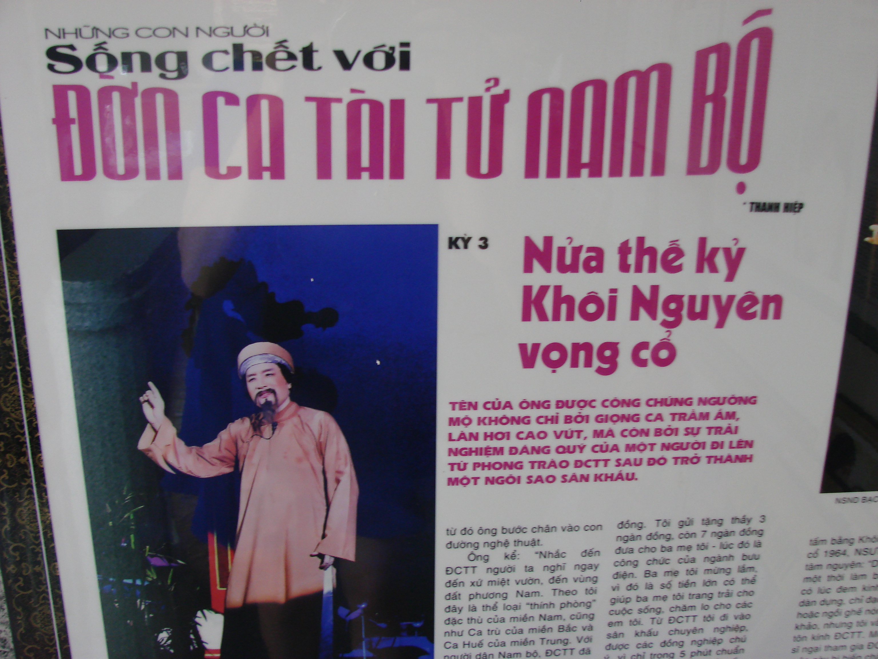 Những b&agrave;i b&aacute;o viết về NSƯT Minh Vương được trưng b&agrave;y tại g&oacute;c nh&agrave; &ocirc;ng