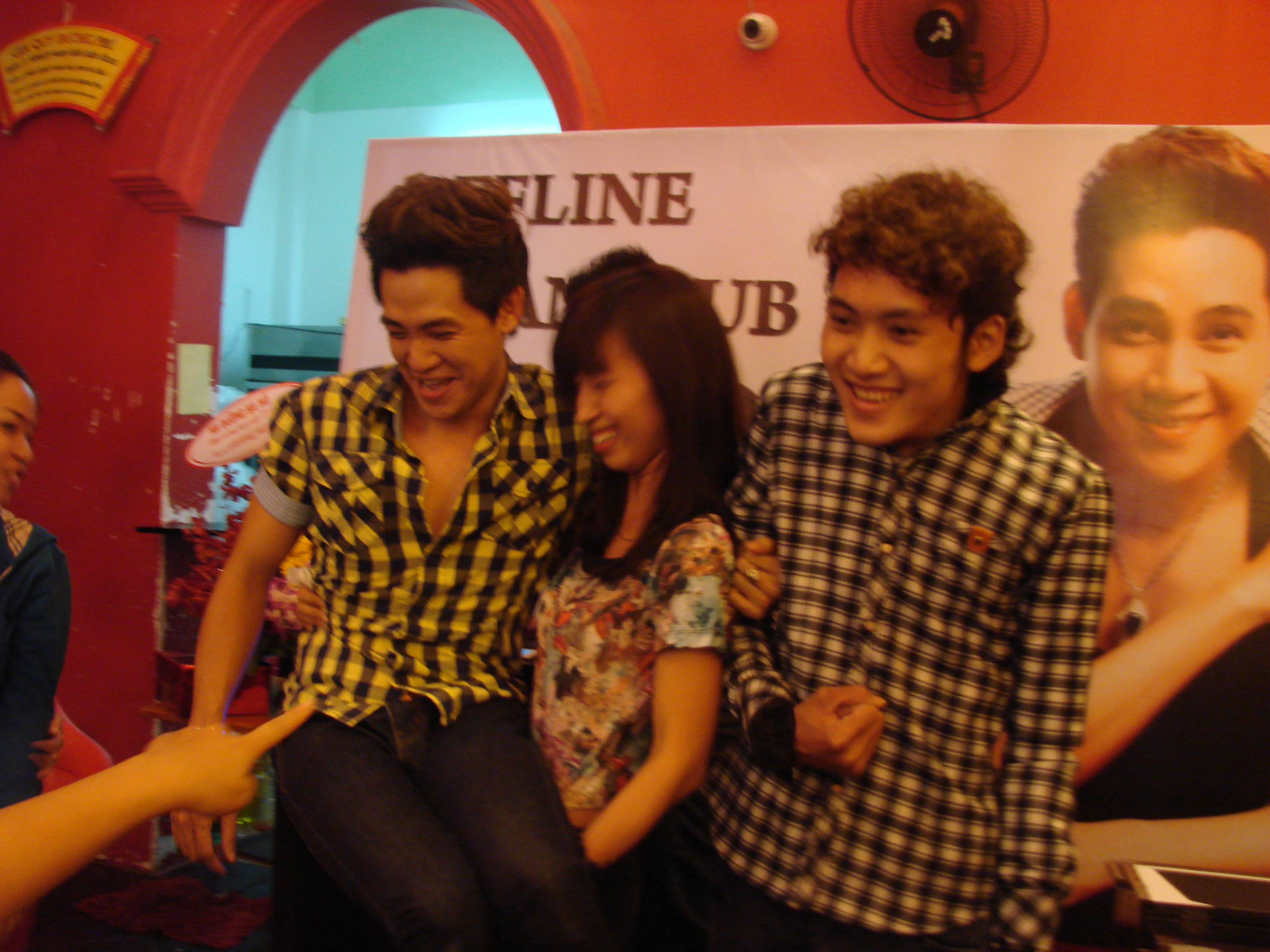 Cả nh&agrave; thương nhau