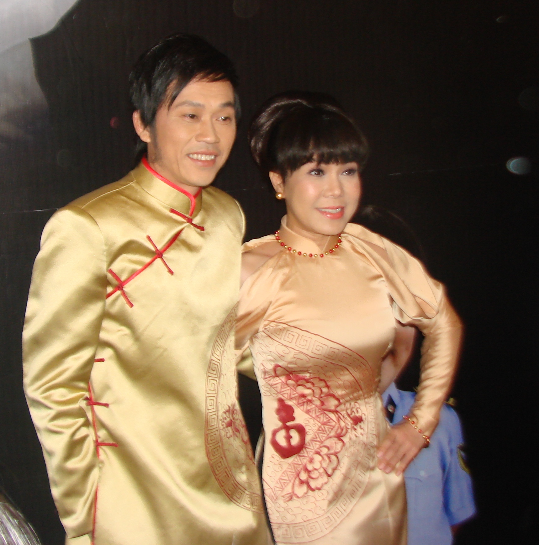 Ho&agrave;i Linh v&agrave; Việt Hương trong bộ &aacute;o d&agrave;i đ&ocirc;i