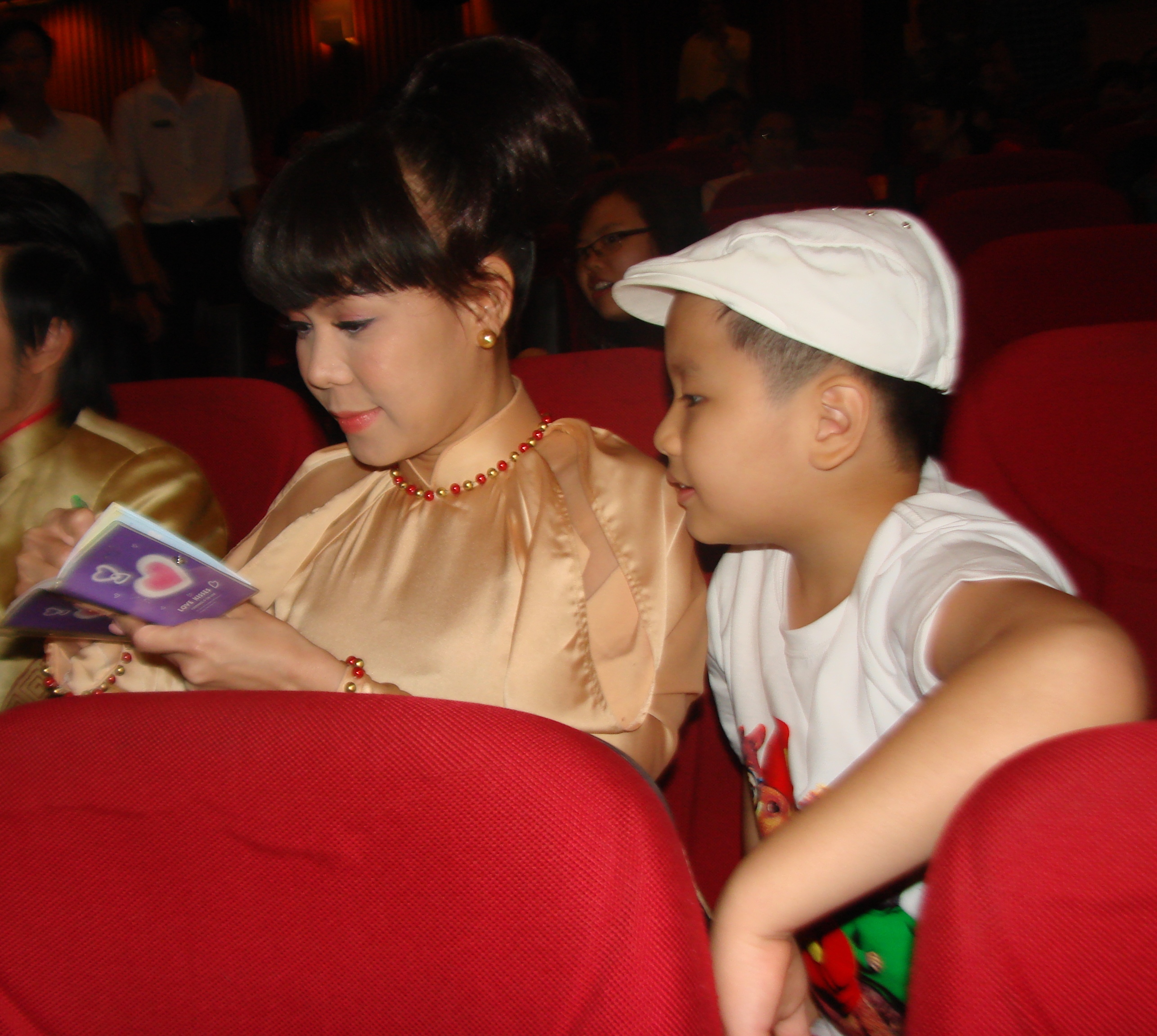 Việt Hương cũng tranh thủ k&yacute; tặng một kh&aacute;n giả nh&iacute;