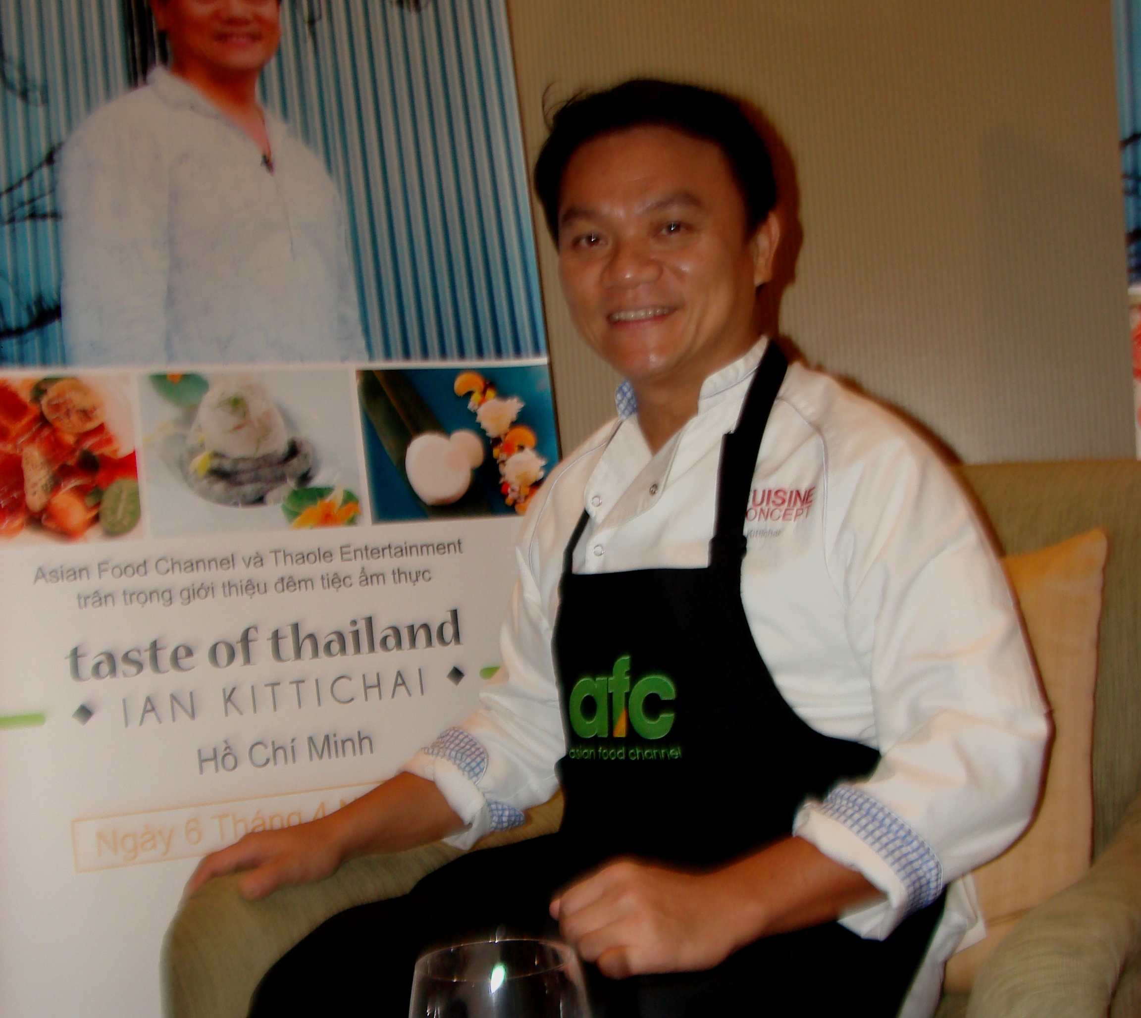 Ian Kittichai cho biết cảm thấy tự h&agrave;o khi nấu m&oacute;n c&agrave; ri xanh gắn với tuổi thơ cơ cực của 2 mẹ con