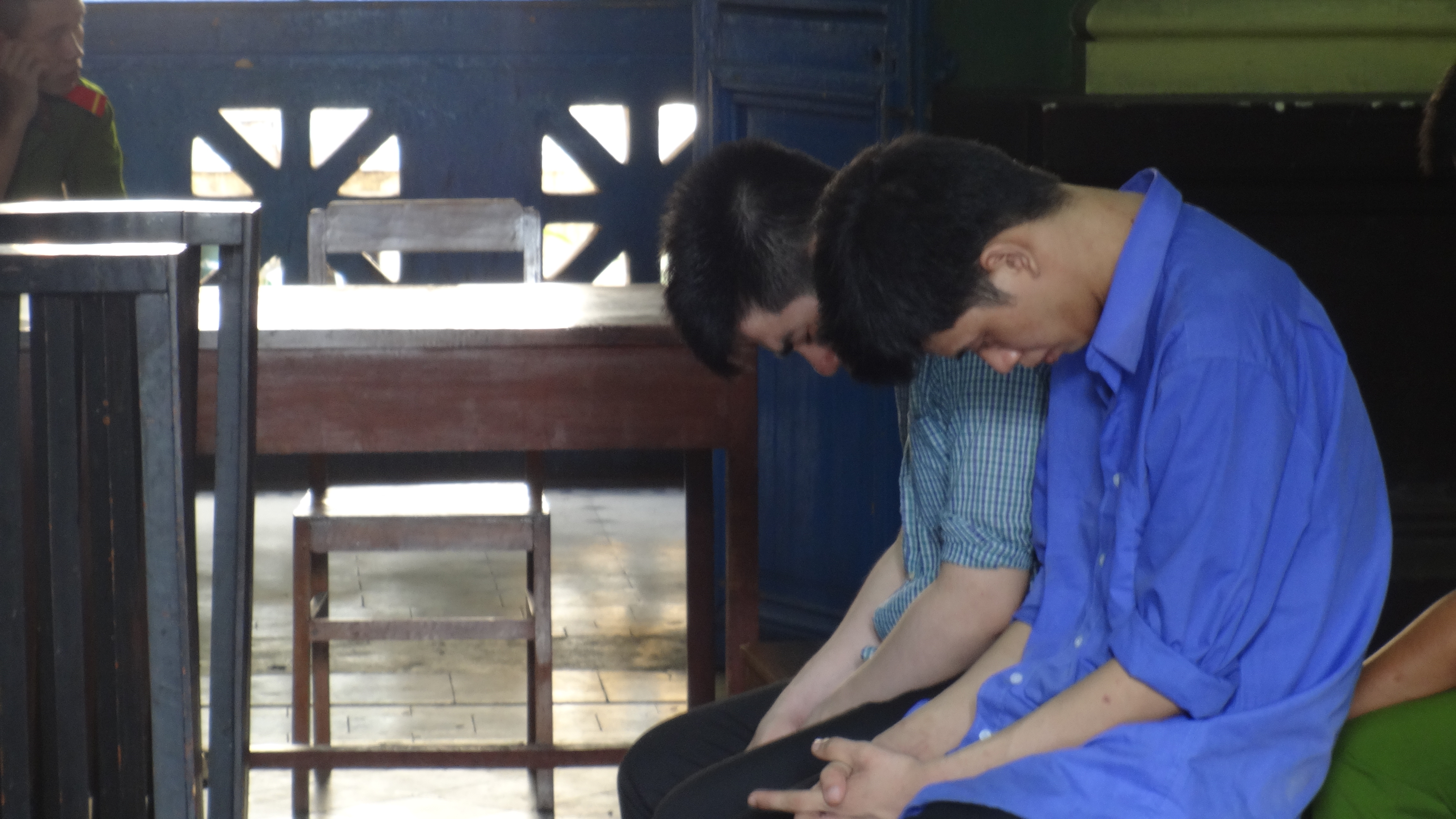 Bị c&aacute;o Nguyễn Th&agrave;nh Nh&acirc;n (b&igrave;a phải) l&atilde;nh 20 năm t&ugrave;