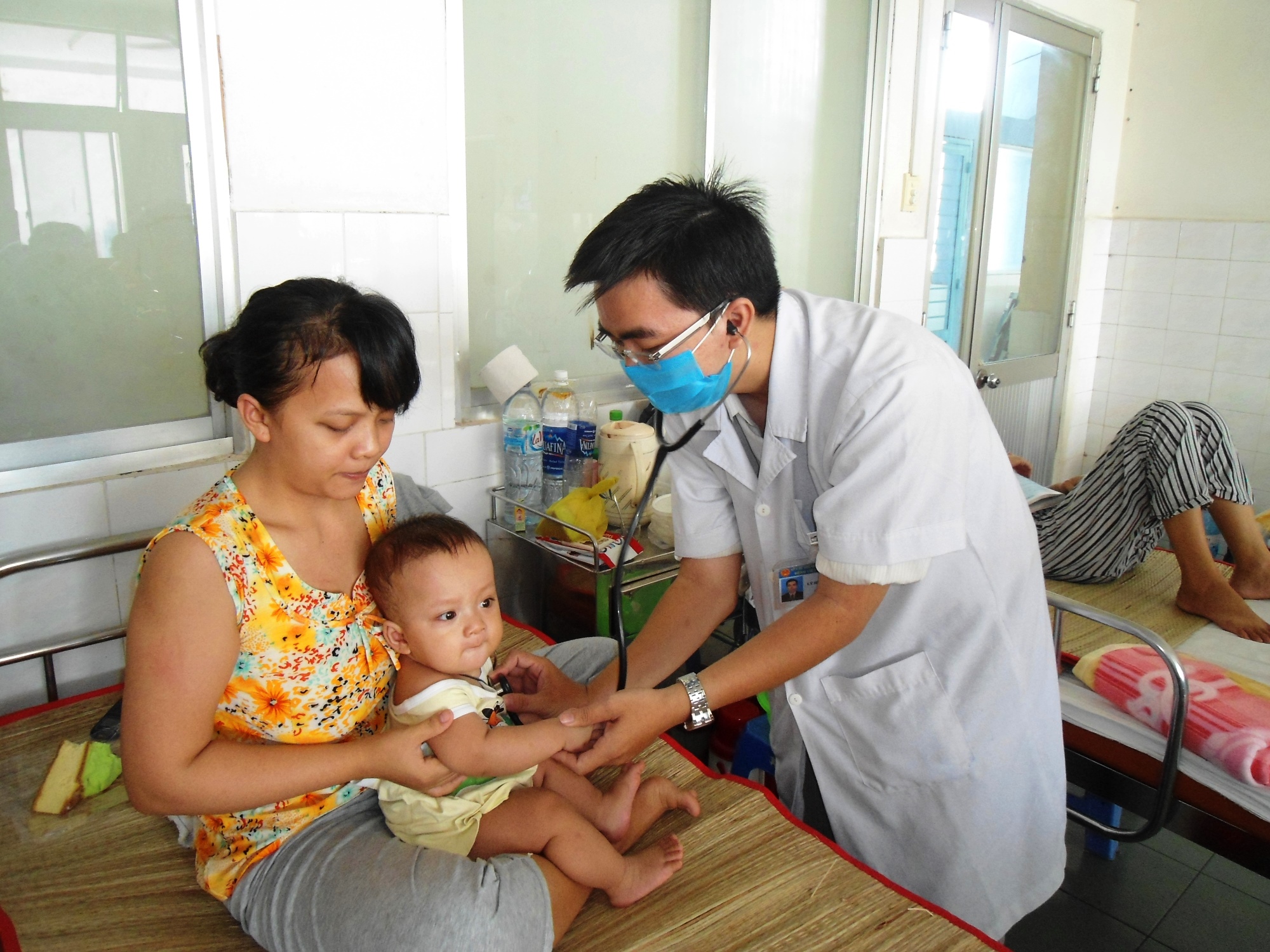Khám cho một cháu bé tại khoa Nhiễm, BV Nhi đồng 1