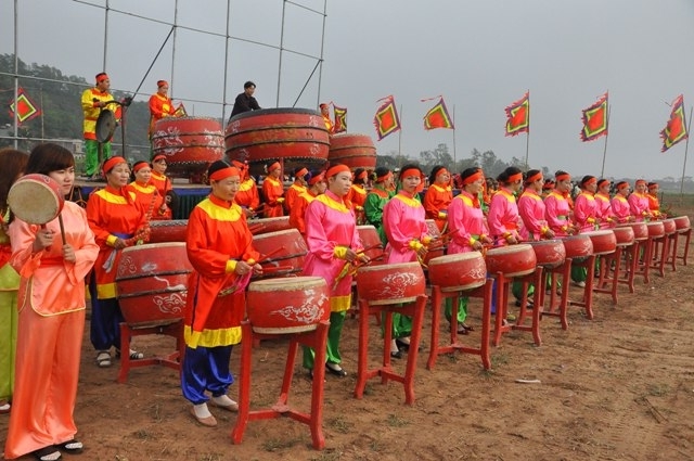 Đội trống nữ l&agrave;ng Đọi Tam