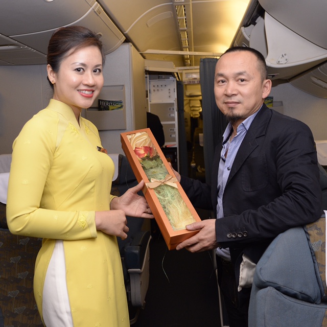 v&agrave; nhạc sỹ Quốc Trung c&oacute; mặt tr&ecirc;n chuyến bay đặc biệt giữa H&agrave; Nội - TP HCM của Vietnam Airlines