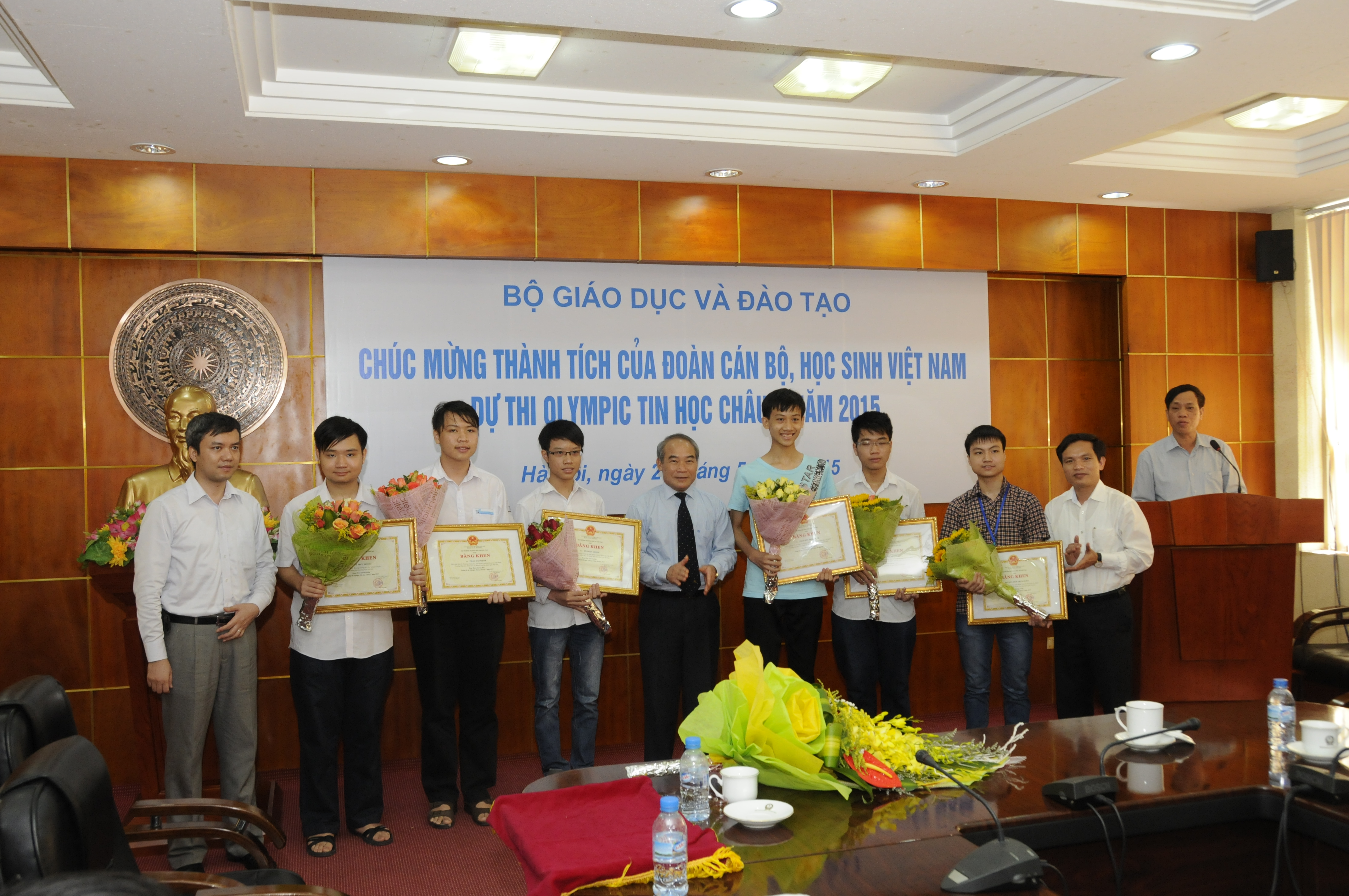 Lễ khen thưởng vinh danh những th&iacute; sinh đoạt giải trong kỳ thi Olympic Tin học Ch&acirc;u &Aacute; năm 2015.