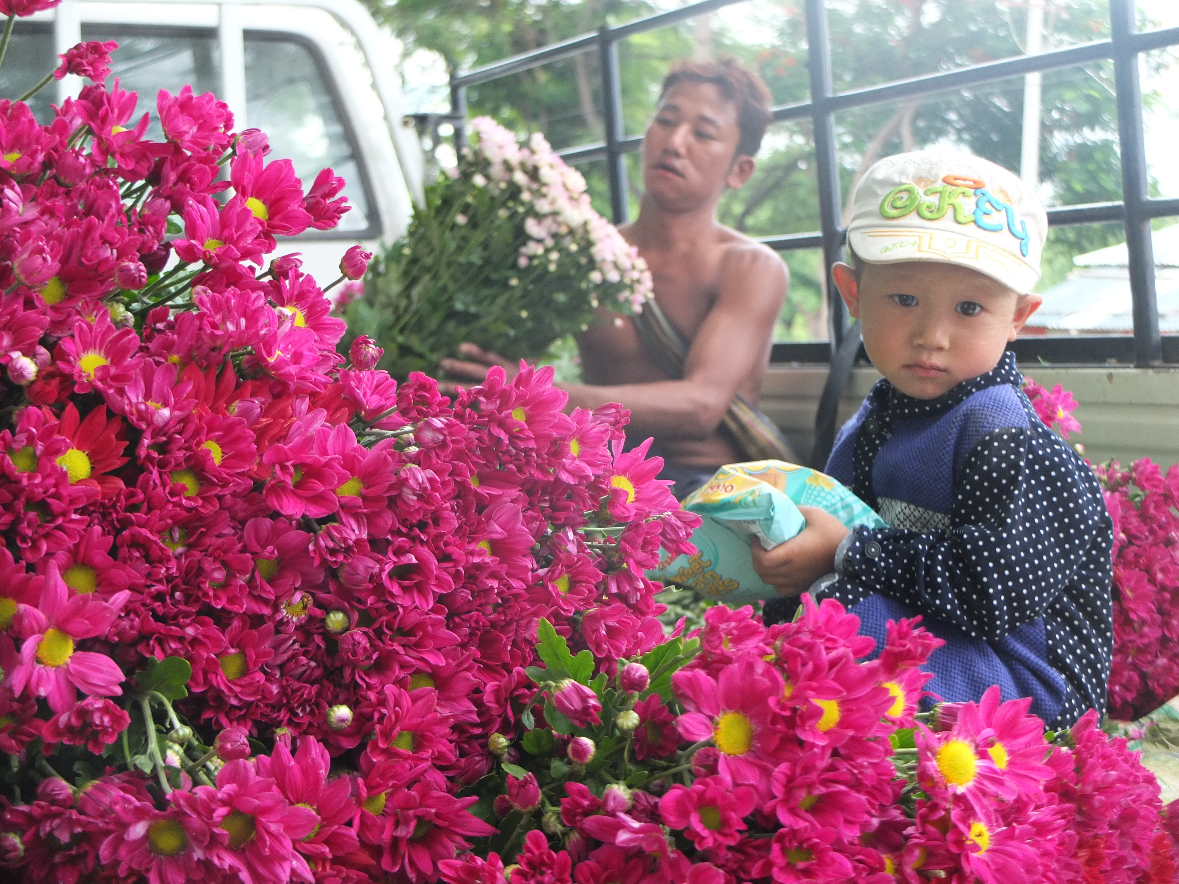 Cậu b&eacute; con bẽn lẽn kh&ocirc;ng chịu n&oacute;i Mingalaba với t&ocirc;i