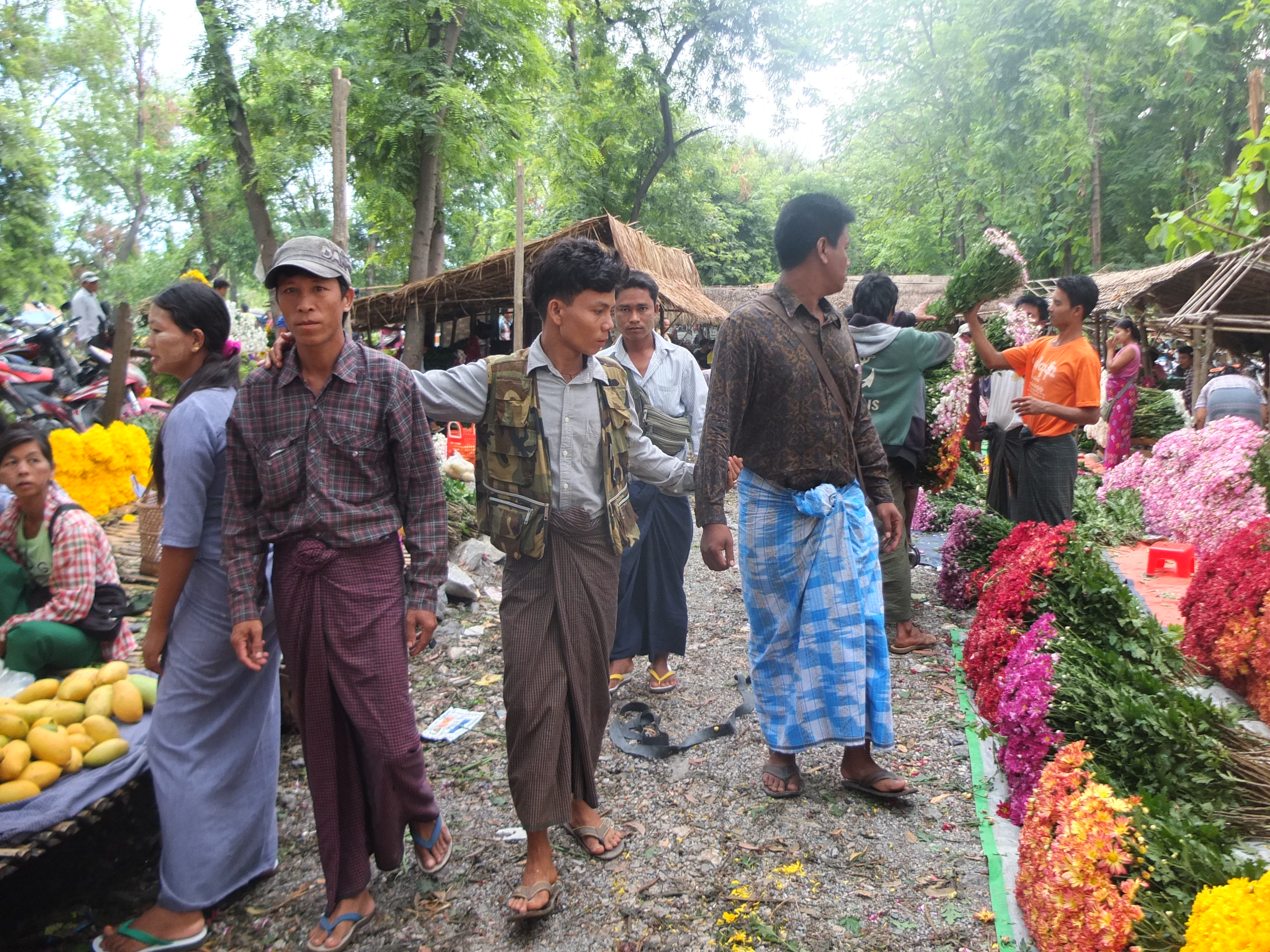 Ba anh ch&agrave;ng kho&aacute;c vai nhau dạo chợ hoa