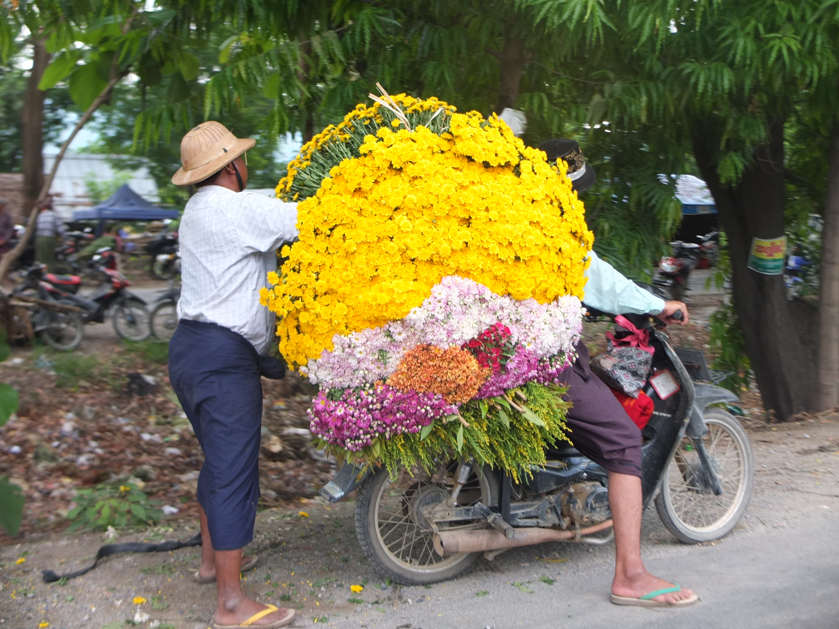 Những chuyến xe hoa đầy m&agrave;u sắc chuẩn bị rời phi&ecirc;n chợ