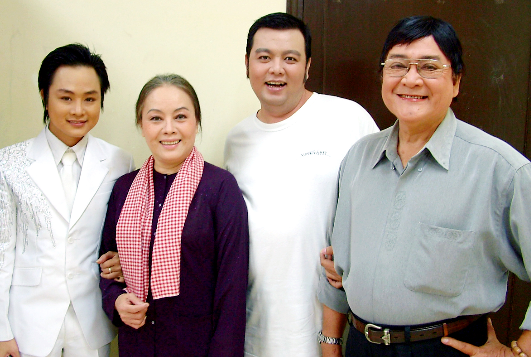 NSƯT Thanh Nguyệt v&agrave; ca sĩ Đ&ocirc;ng Qu&acirc;n, NS h&agrave;i B&igrave;nh Mập, NSƯT H&ugrave;ng Minh tham gia trong vở Lan v&agrave; Điệp