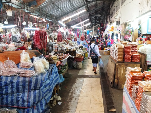 Khu b&aacute;n đồ kh&ocirc; c&oacute; rất nhiều loại c&oacute; thể mua về l&agrave;m  qu&agrave; như lạp xưởng, kh&ocirc; tr&acirc;u
