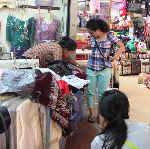 Ở chợ Đ&agrave;o Hương c&aacute;i g&igrave; cũng c&oacute; từ quầy b&aacute;n v&eacute; số đến tiệm may