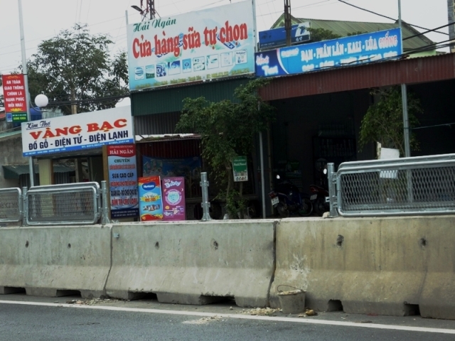 C&aacute;c tấm chống ch&oacute;i cũng bị người d&acirc;n th&aacute;o tung