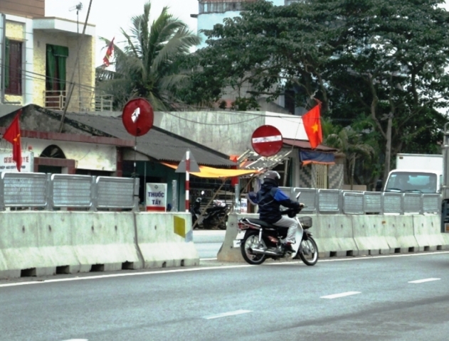 Người d&acirc;n d&ugrave;ng m&ocirc;m nh&ocirc;m, c&aacute;c tấm sắt cắt th&agrave;nh h&igrave;nh tr&ograve;n rồi l&agrave;m biển cắm ra những điểm ph&acirc;n c&aacute;ch bị ph&aacute; bỏ tr&ocirc;ng rất phản cảm