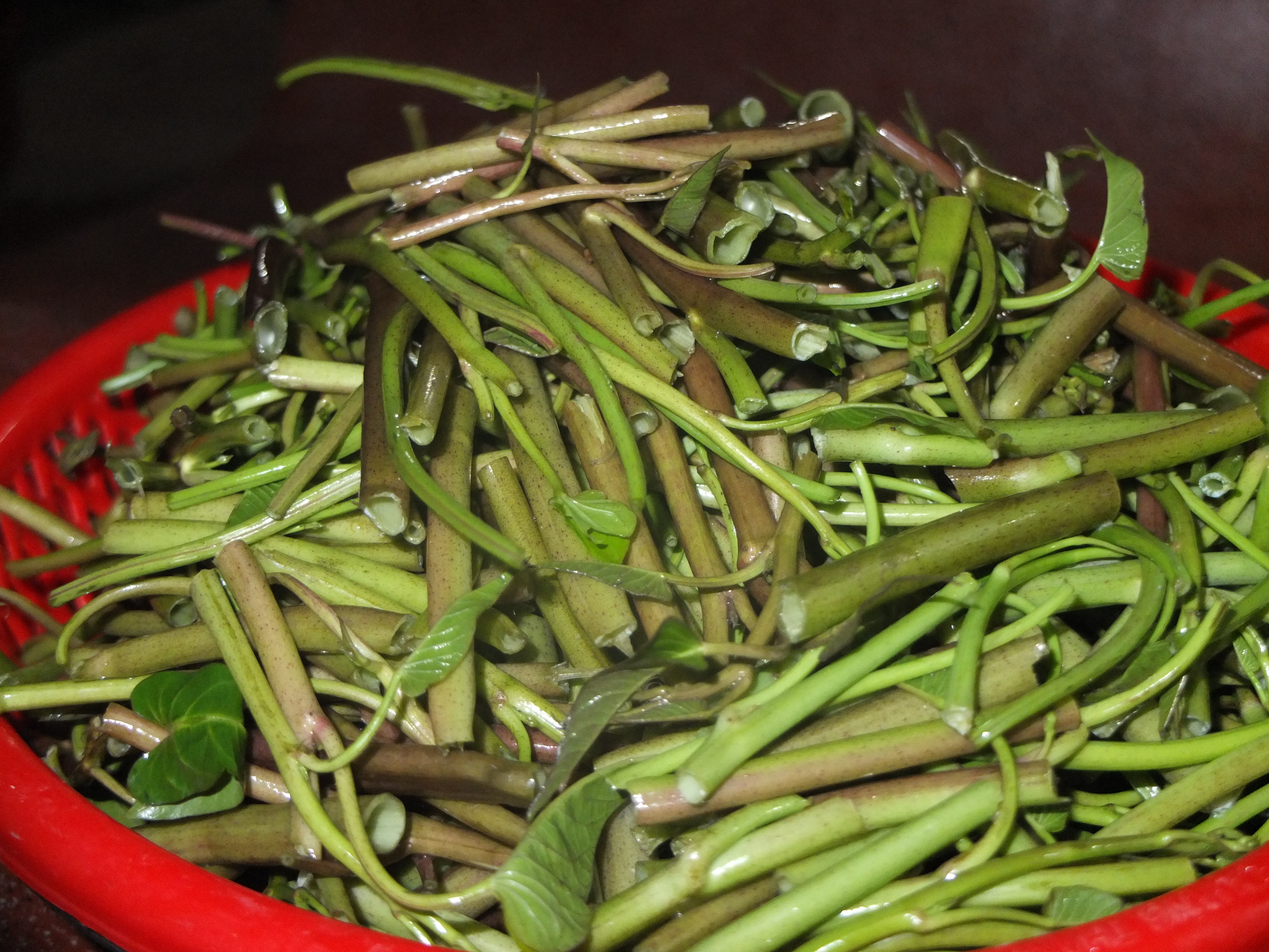 Để làm dưa, rau muống phải ngắt khúc, bỏ bớt lá để không bị nhớt