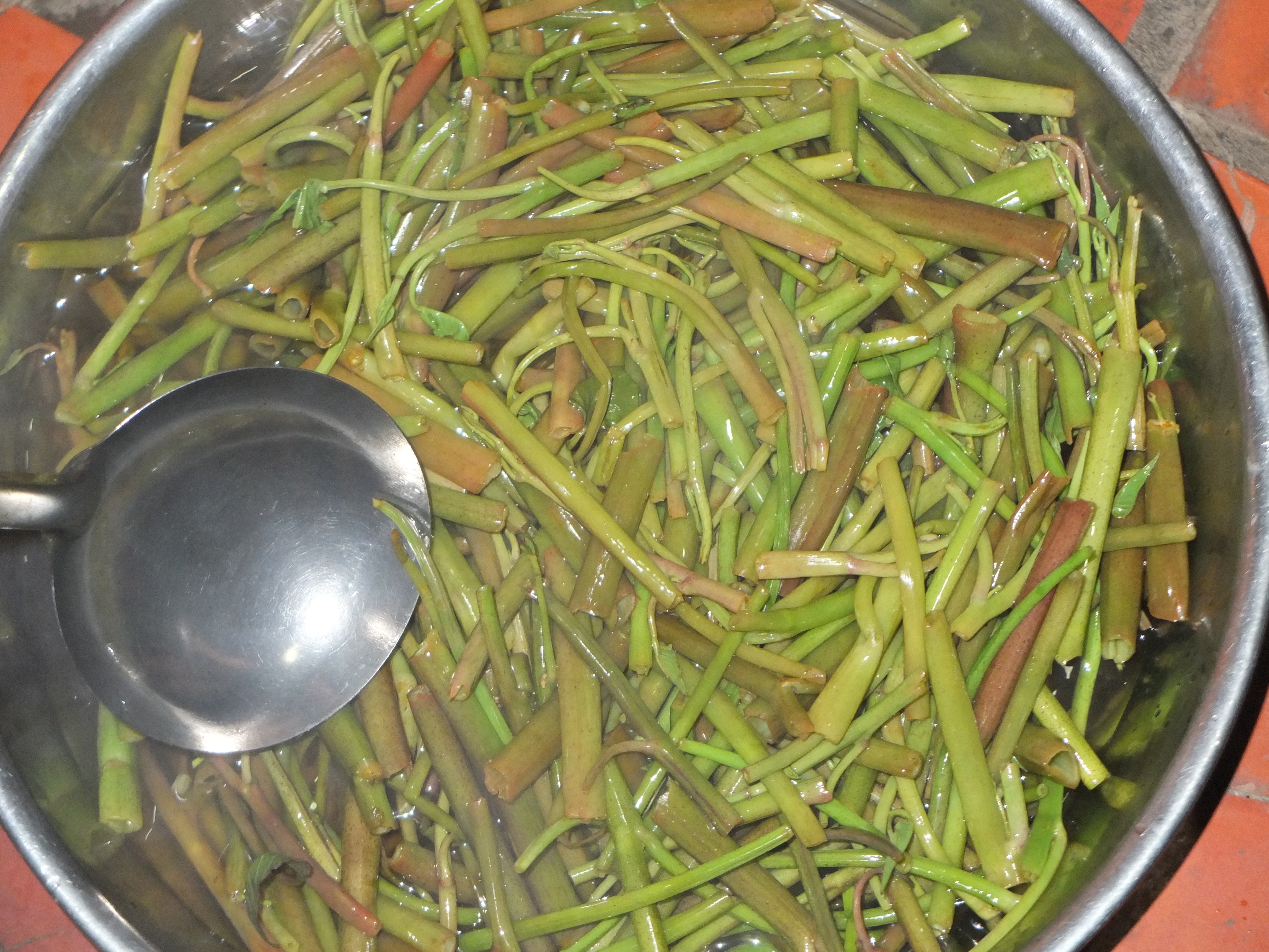 Sau khi đảo sơ với nước giấm nấu sôi thì trút cả nước lẫn cái vào thau, đậy kín lại