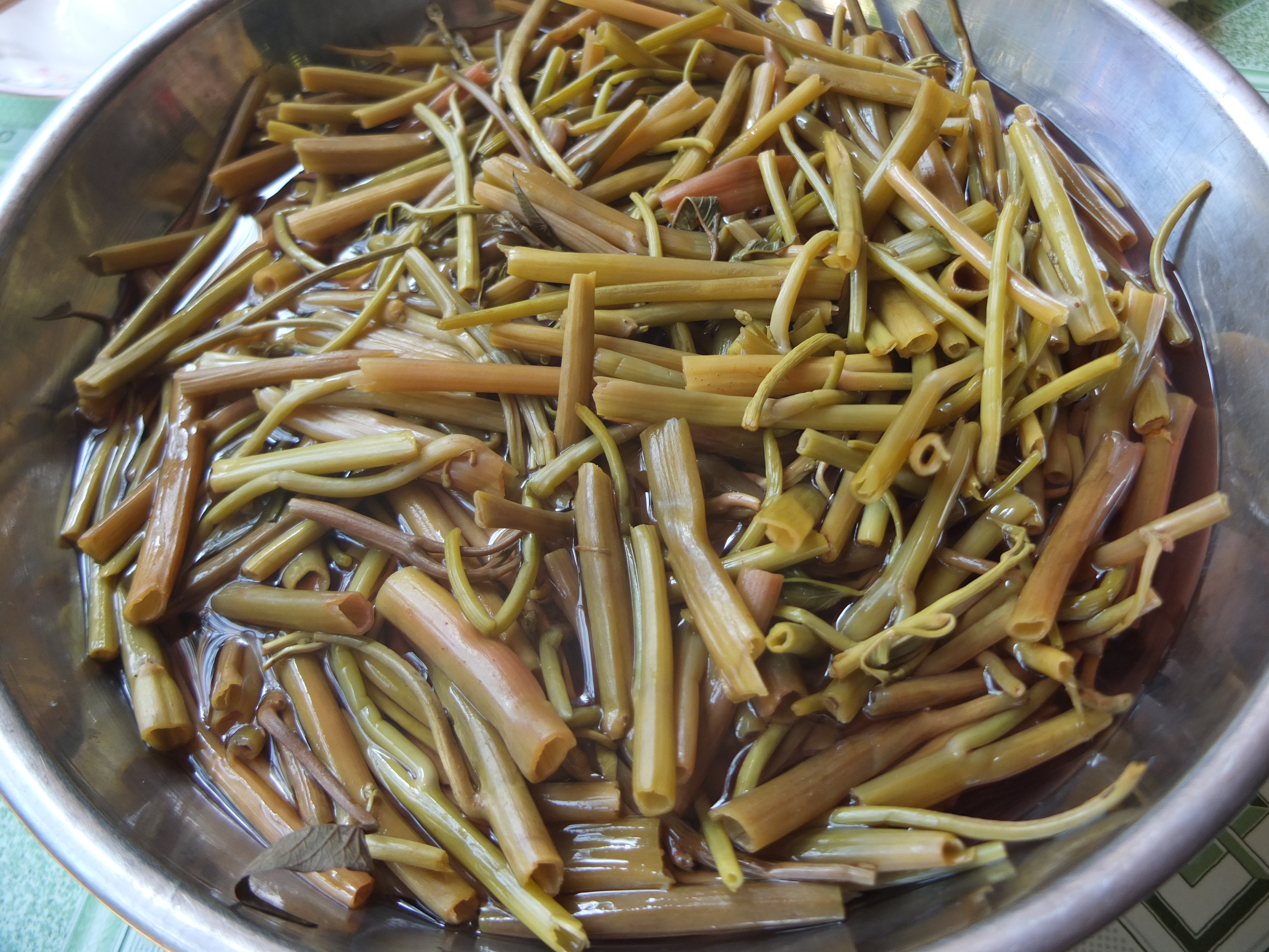 Qua một đêm, món dưa chua rau muống đã ra đời