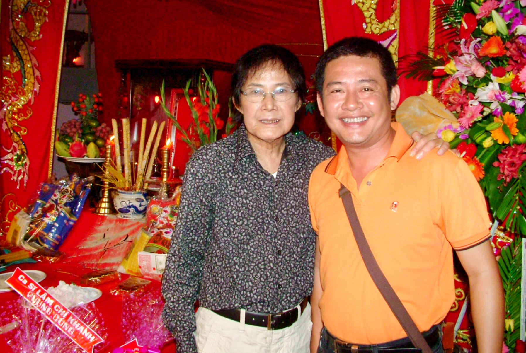 NS Tấn Beo v&agrave; cố NS Tấn T&agrave;i trong ng&agrave;y Giỗ Tổ s&acirc;n khấu năm 2009
