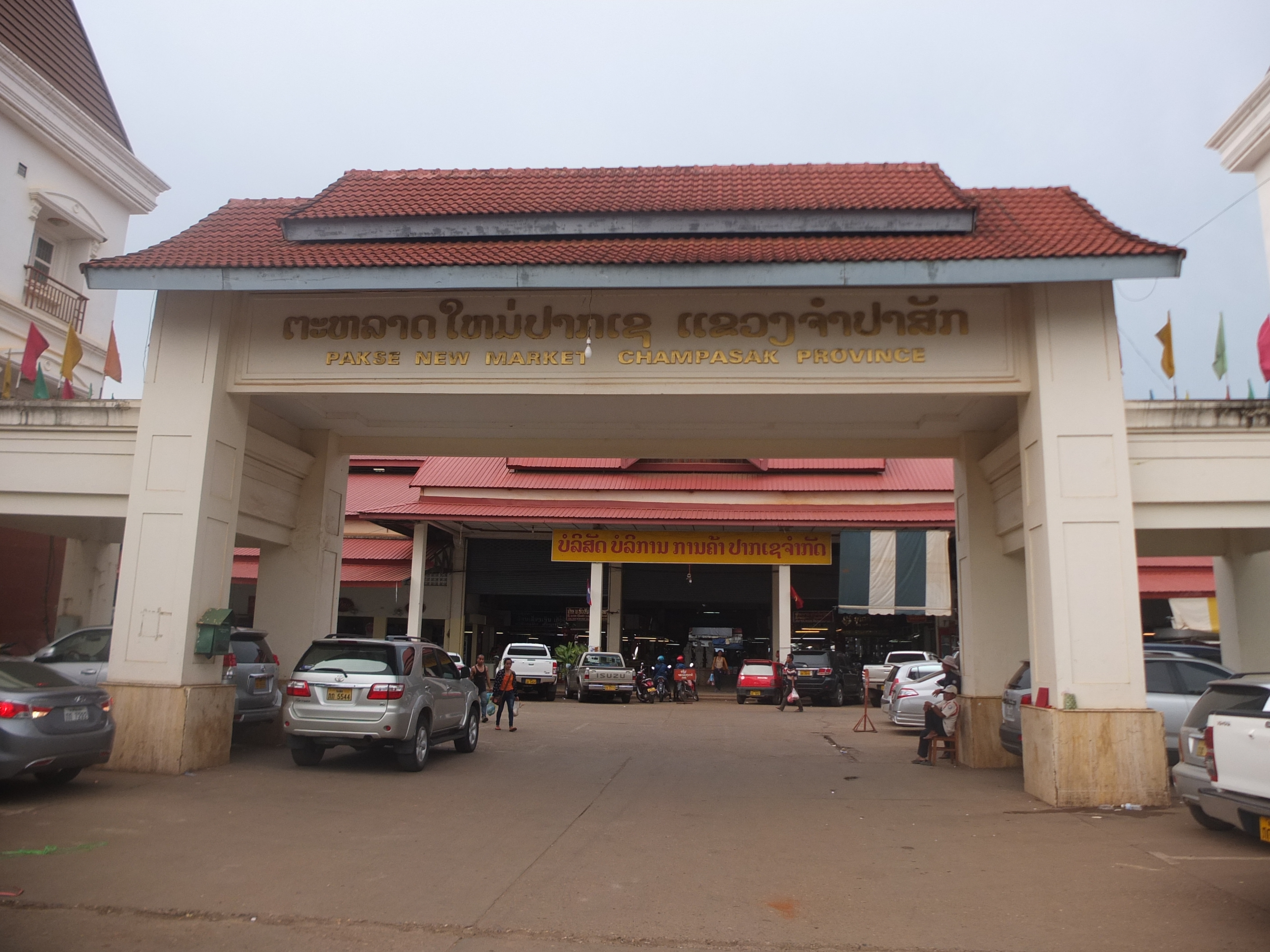 Mặt tiền chợ tr&ocirc;ng c&oacute; vẻ kh&ocirc;ng sầm uất nhưng v&agrave;o b&ecirc;n trong sẽ cho&aacute;ng ngợp với đủ loại h&agrave;ng h&oacute;a