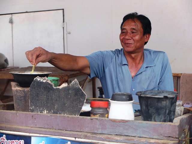 Nụ cười rất hiền của người đ&agrave;n &ocirc;ng l&agrave;m nghề thợ bạc trong chợ Đ&agrave;o Hương