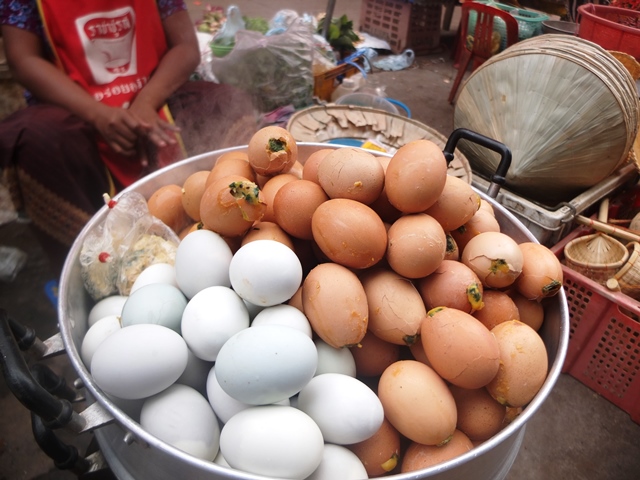 Đồ ăn sẵn b&aacute;n đầy trong chợ