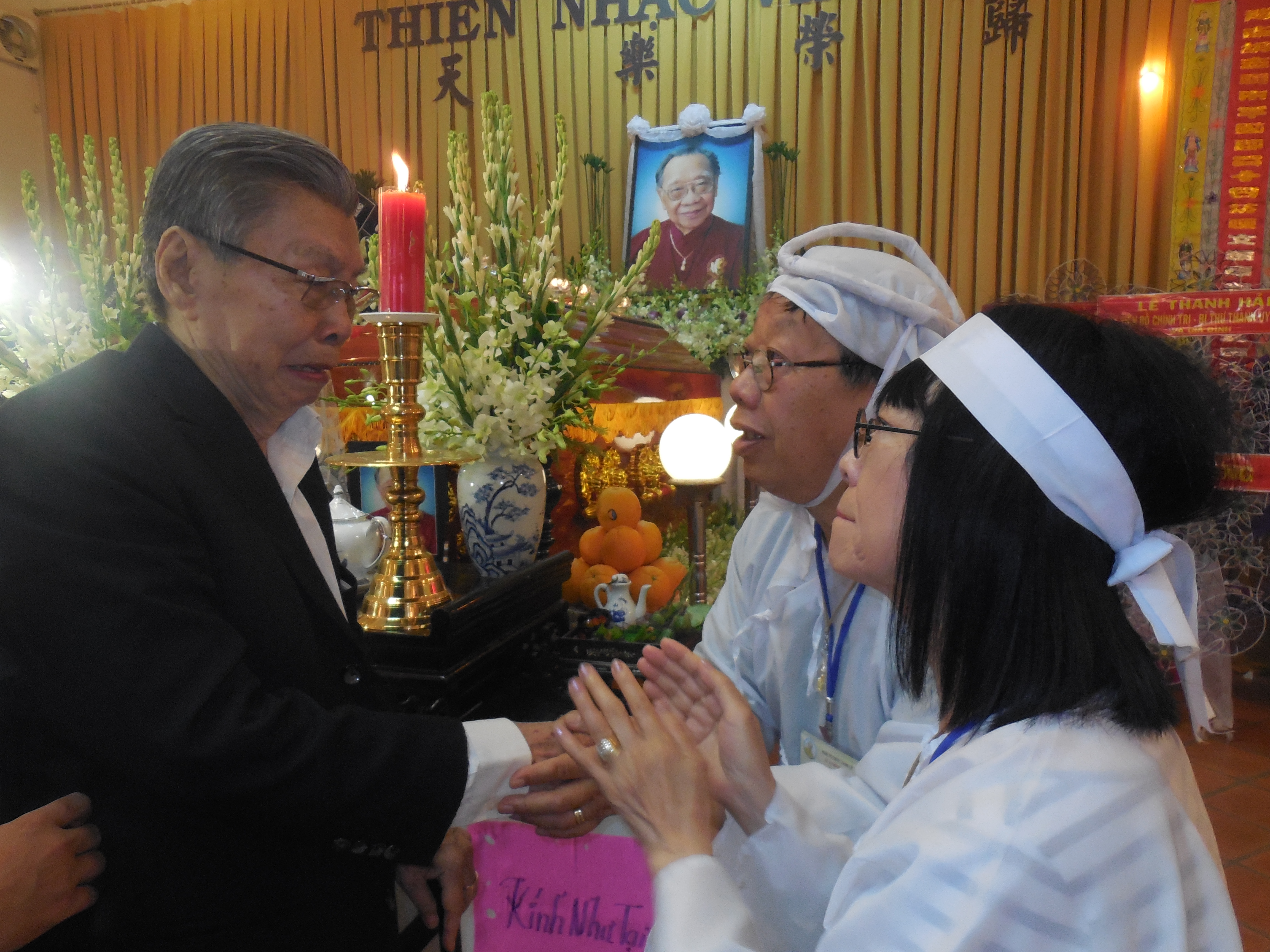 NSND đạo diễn L&ecirc; D&acirc;n bật kh&oacute;c tại tang lễ